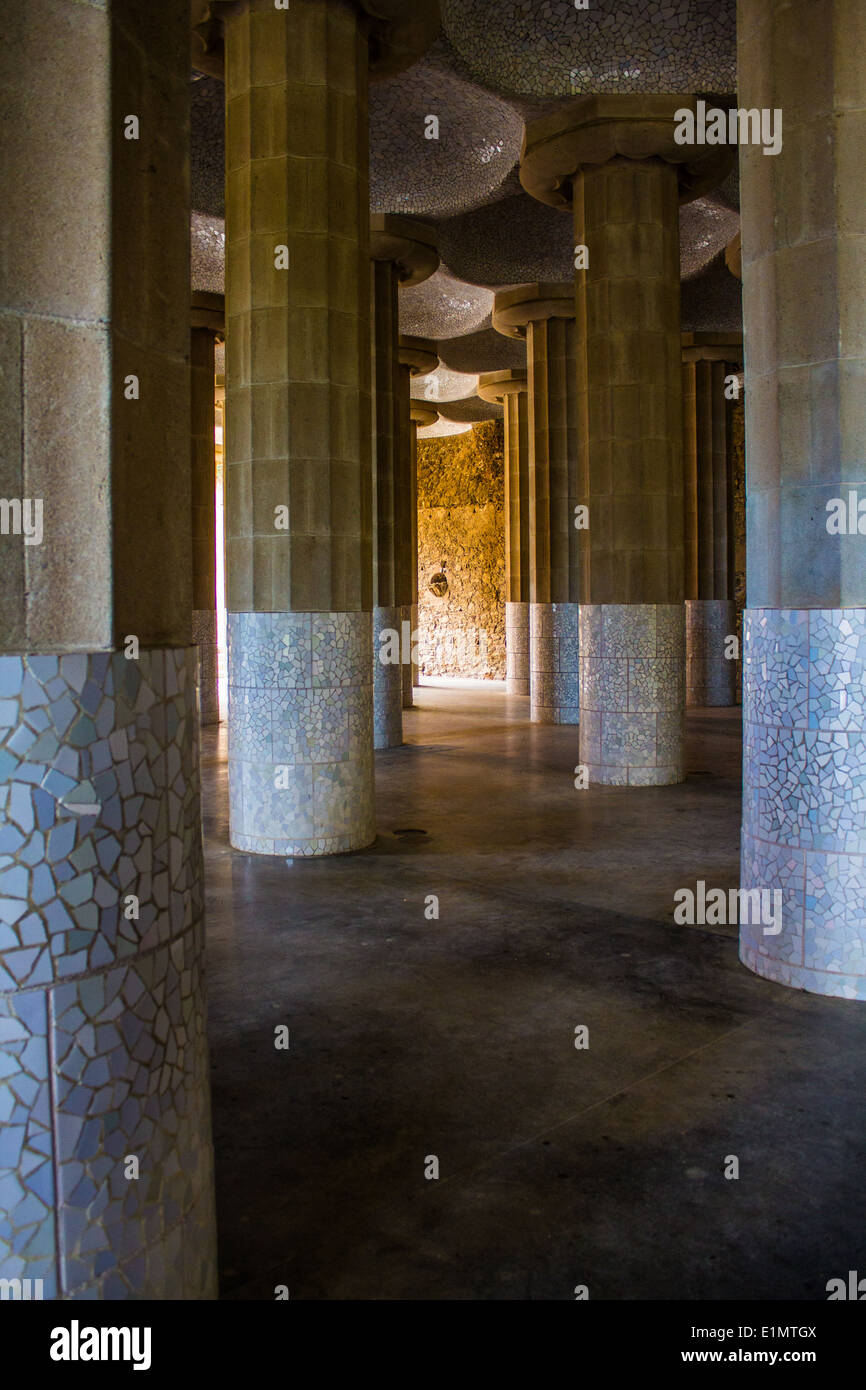 Sala delle colonne nel Parco Guell, Barcellona, Spagna Foto Stock
