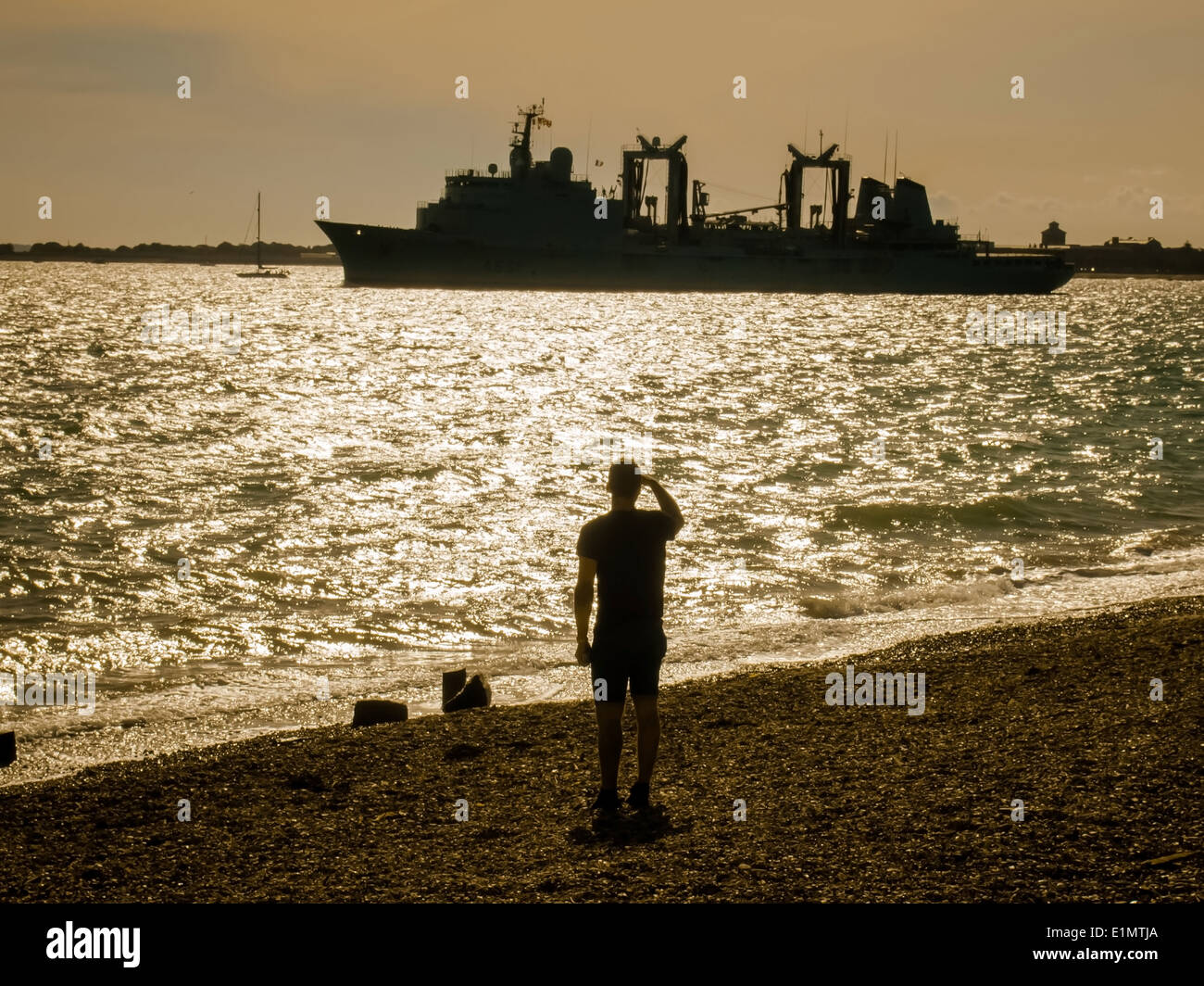 Un uomo orologi FS Somme come lei lascia il porto di Portsmouth e le vele per le spiagge della Normandia come parte del D-Day 70 commemorazioni Foto Stock