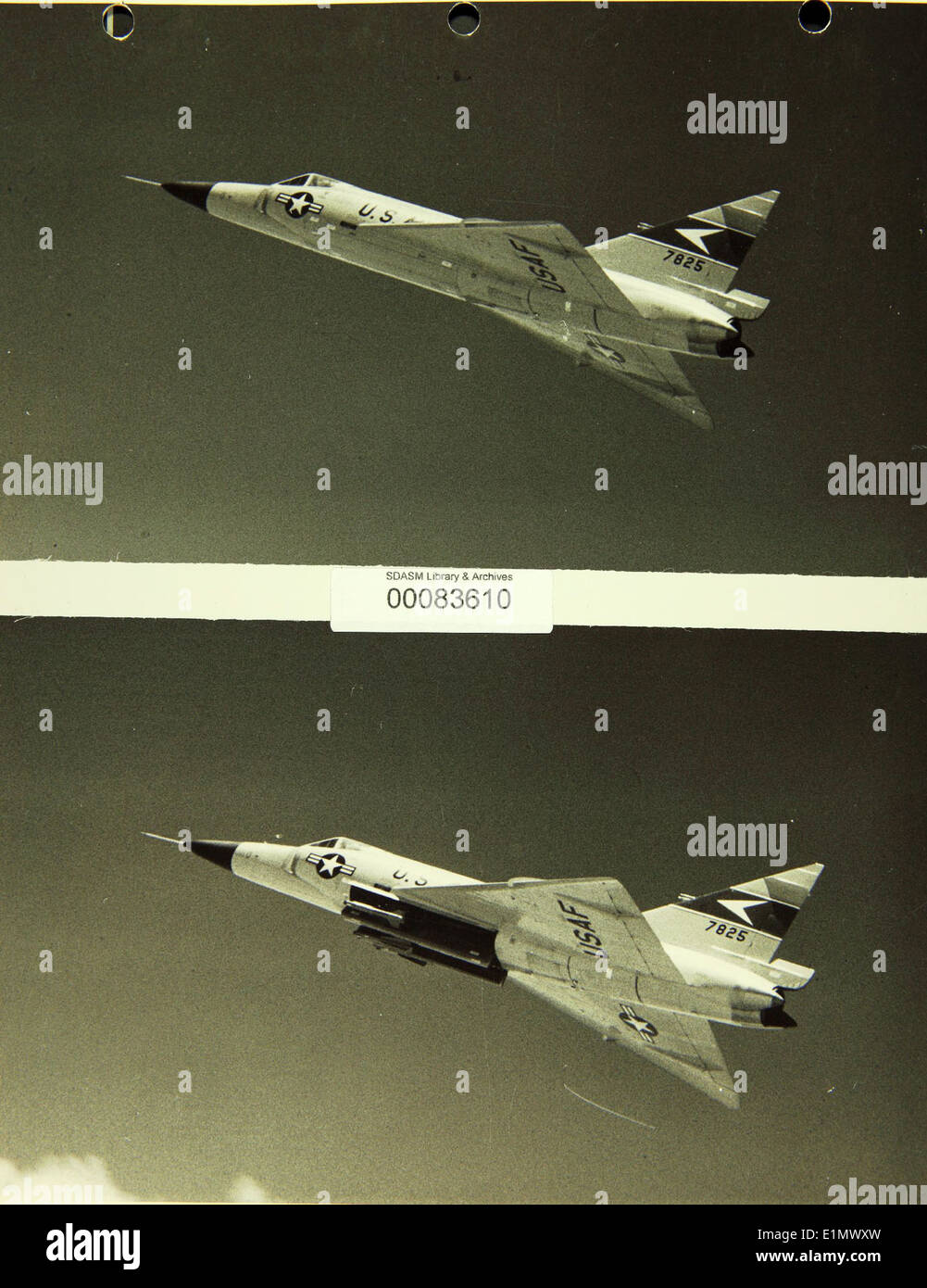 Il Convair F-102 Delta Dagger, con il numero di coda 57-825, è un aereo della U.S. Air Force noto per il suo design ad ala delta e il ruolo nell'intercettare i bombardieri sovietici durante la Guerra fredda. Era alimentato dal motore Pratt & Whitney J57 ed era dotato di un vano per missili. Foto Stock