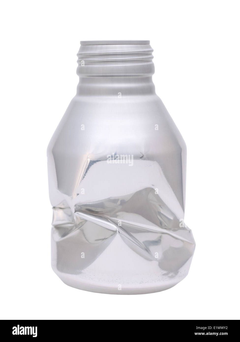 Crumpled una bottiglia in alluminio isolato su bianco Foto Stock