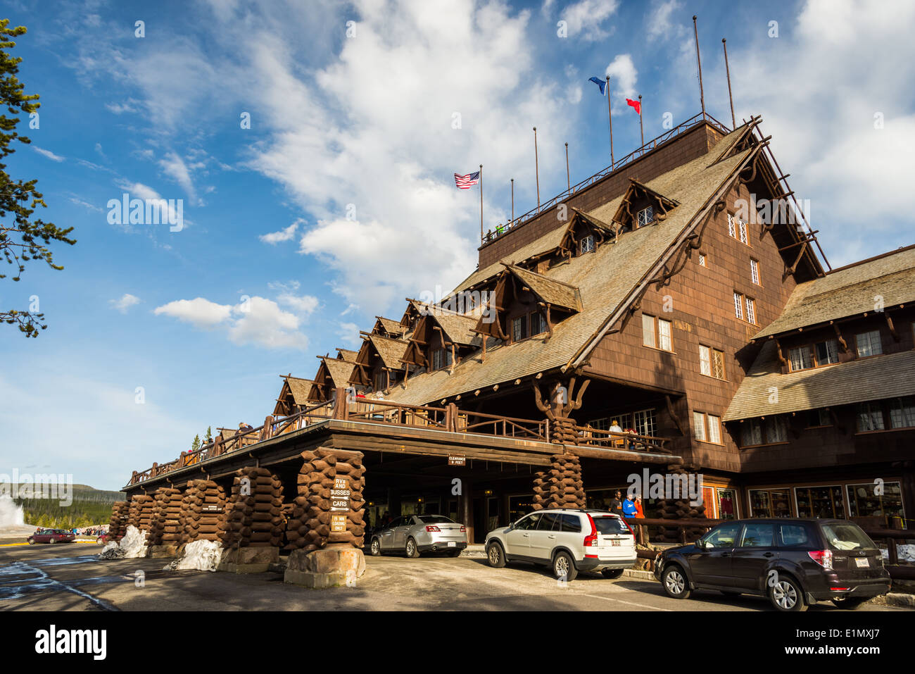 Lo storico Old Faithful Inn. Parco Nazionale di Yellowstone, Wyoming negli Stati Uniti. Foto Stock
