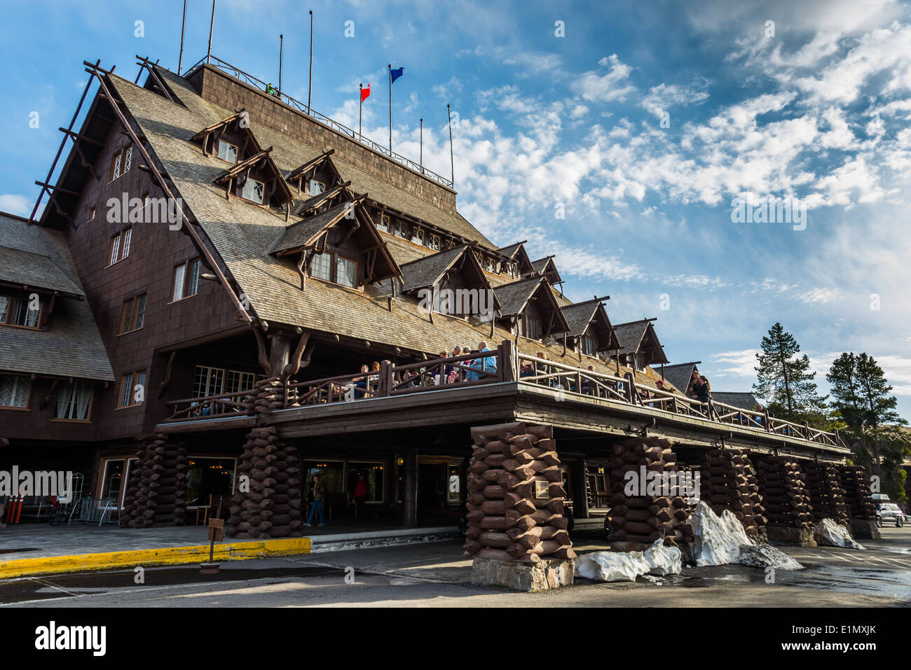 Lo storico Old Faithful Inn. Parco Nazionale di Yellowstone, Wyoming negli Stati Uniti. Foto Stock