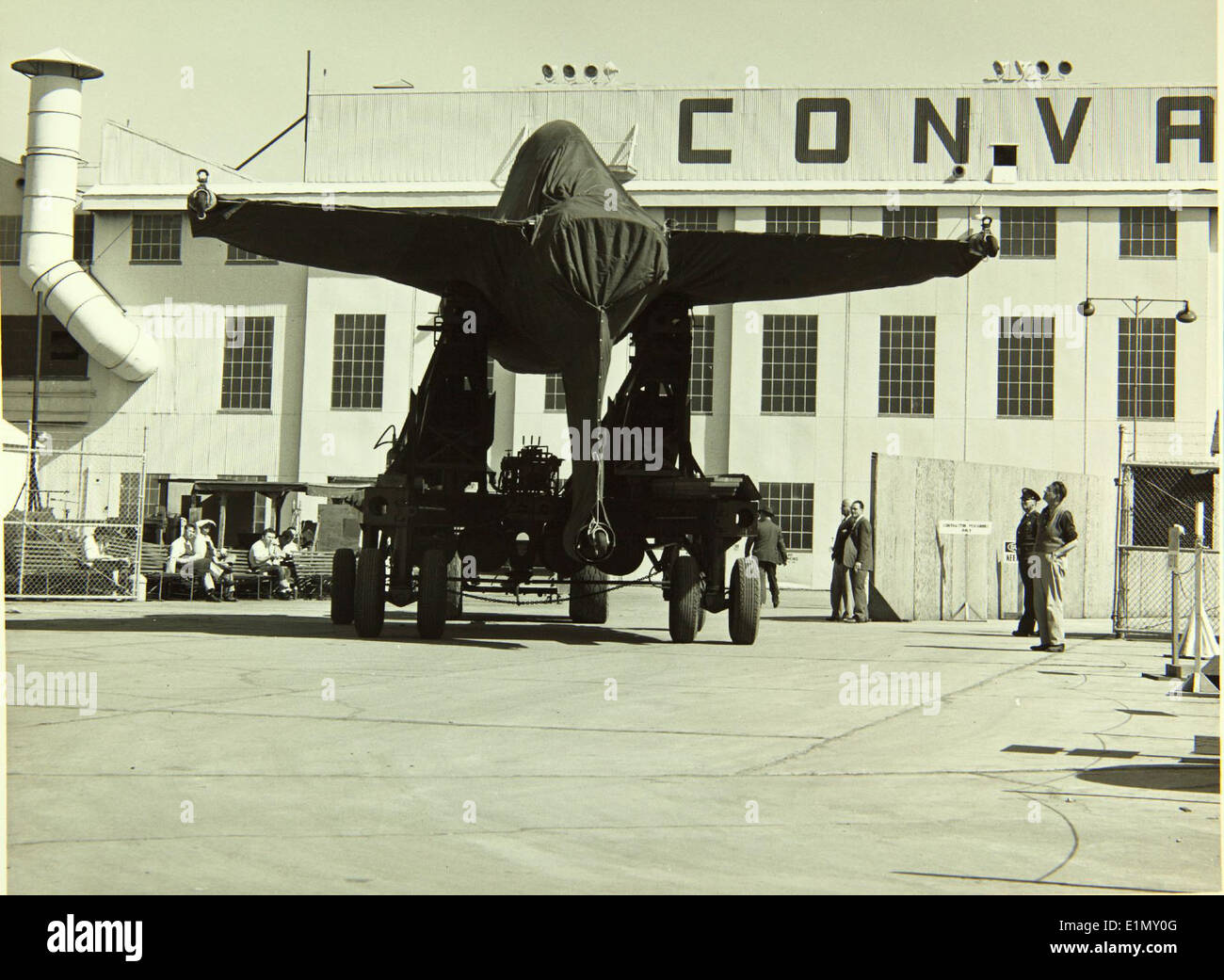 Il Convair XFY Pogo era un velivolo sperimentale a decollo e atterraggio verticale (VTOL) sviluppato dalla Convair negli anni '1950 È stato progettato per operare dalle navi e per eseguire brevi missioni di decollo e atterraggio. Foto Stock