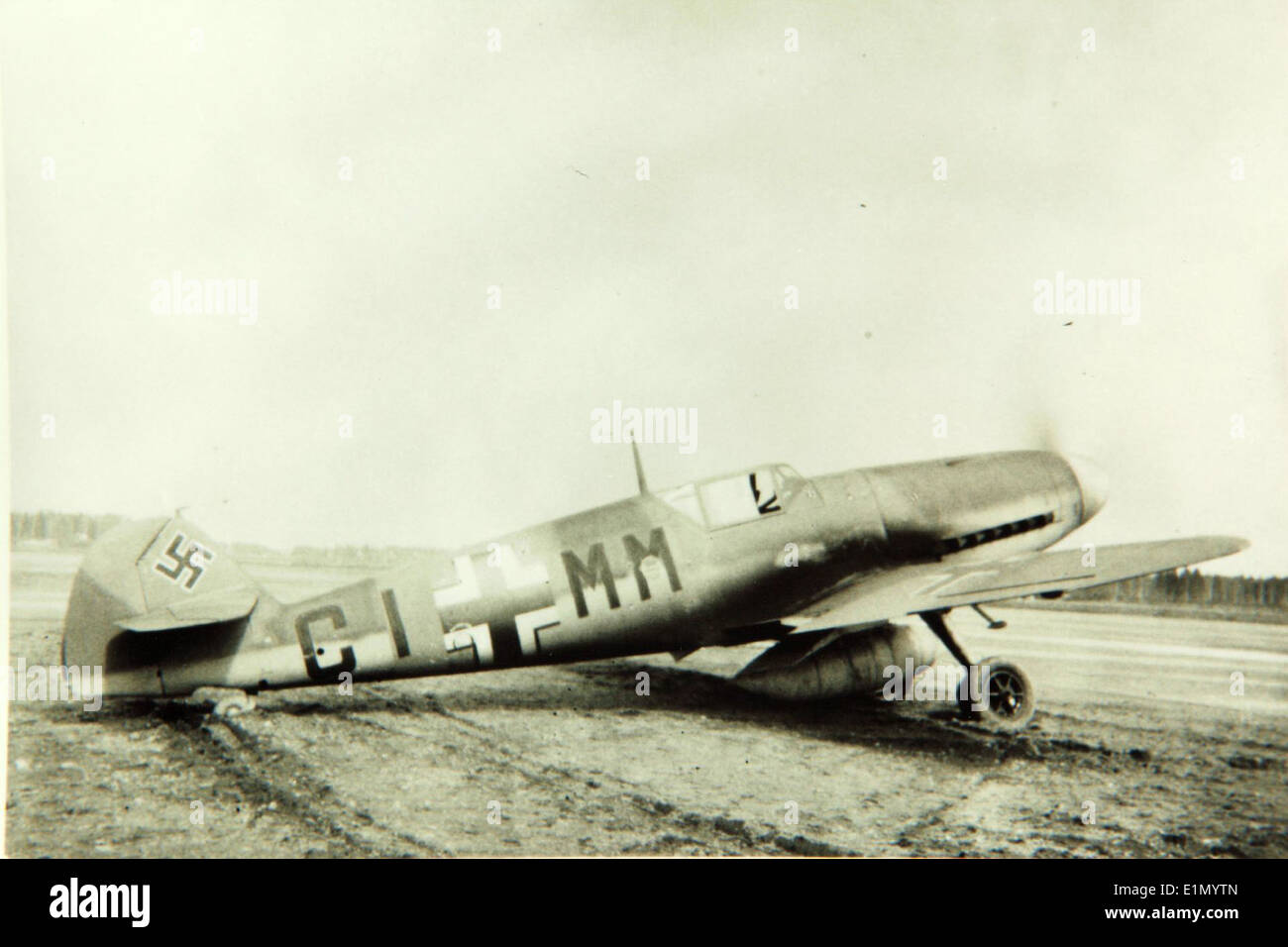 Il Messerschmitt BF 109F, noto come Emil, fu uno dei combattenti tedeschi più avanzati della seconda guerra mondiale. Fu ampiamente utilizzato dalla Luftwaffe e fu cruciale in molte battaglie aeree durante la guerra, noto per la sua velocità e agilità. Foto Stock