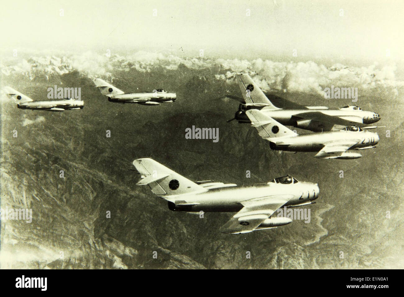 Il MIG-15 Fagot era un caccia a reazione sovietico che divenne uno dei velivoli più significativi della guerra di Corea. Conosciuto per il suo potente motore e le sue prestazioni efficaci, è stato utilizzato da più forze aeree ed è diventato un simbolo iconico dei primi combattimenti aerei della Guerra fredda. Foto Stock