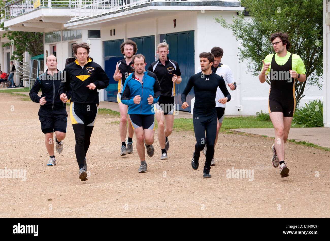 Oxford può Eights, Linacre College vogatori facendo il warm-up run, Oxford, Regno Unito Foto Stock