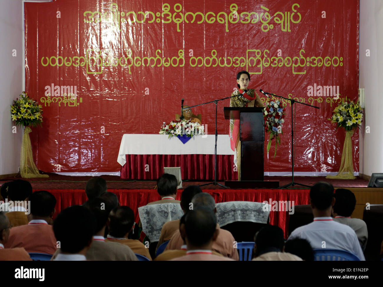 Yangon, Myanmar. Il 7 giugno, 2014. Leader del Myanmar opposizione della Lega nazionale per la democrazia (NLD) di Aung San Suu Kyi offre un discorso durante la cerimonia di apertura dei due giorni di comitato centrale per la riunione del NLD a Yangon, Myanmar, 7 giugno 2014. Credito: U Aung/Xinhua/Alamy Live News Foto Stock