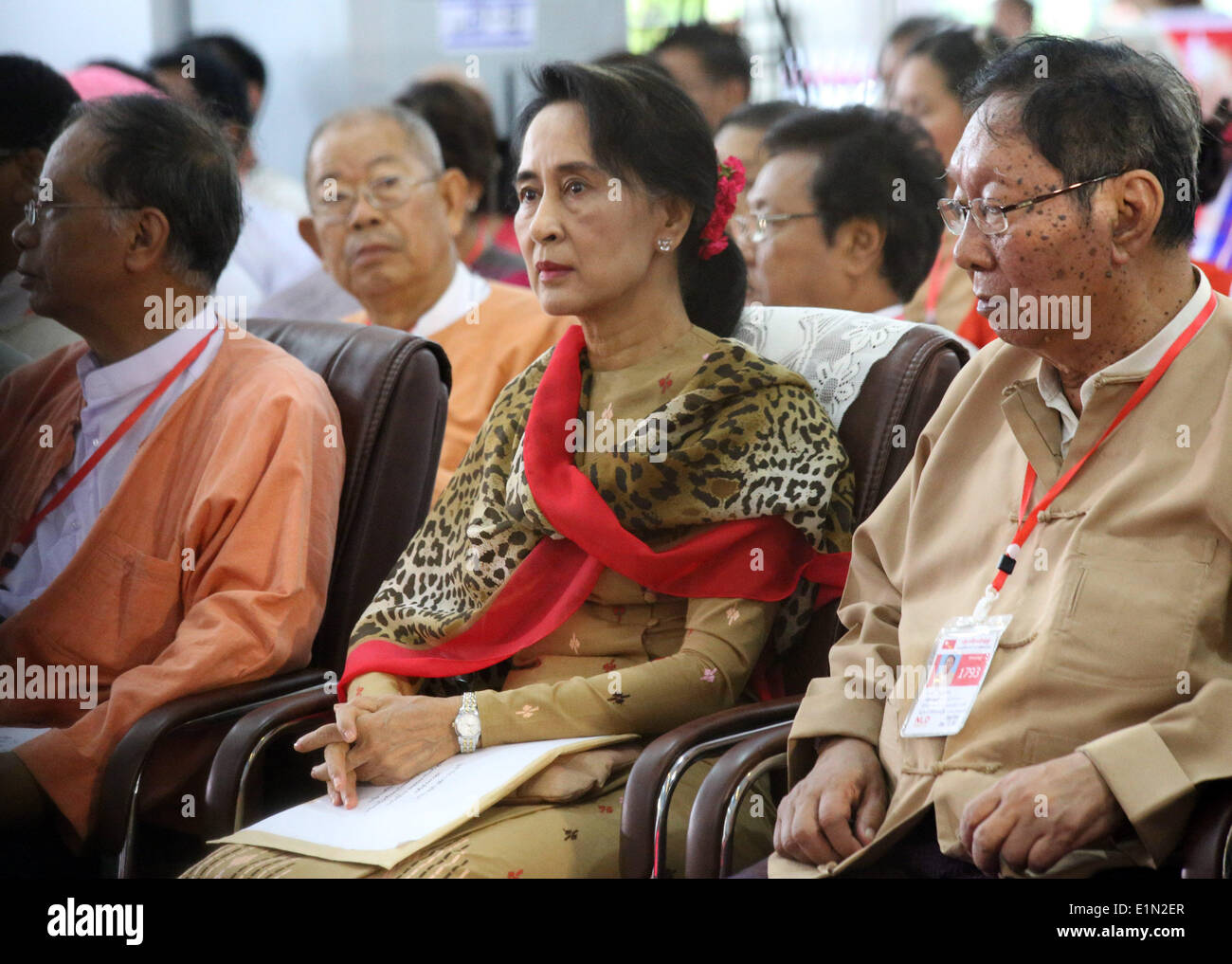 Yangon, Myanmar. Il 7 giugno, 2014. Leader del Myanmar opposizione della Lega nazionale per la democrazia (NLD) di Aung San Suu Kyi (C) assiste alla cerimonia di apertura dei due giorni di comitato centrale per la riunione del NLD a Yangon, Myanmar, 7 giugno 2014. Credito: U Aung/Xinhua/Alamy Live News Foto Stock