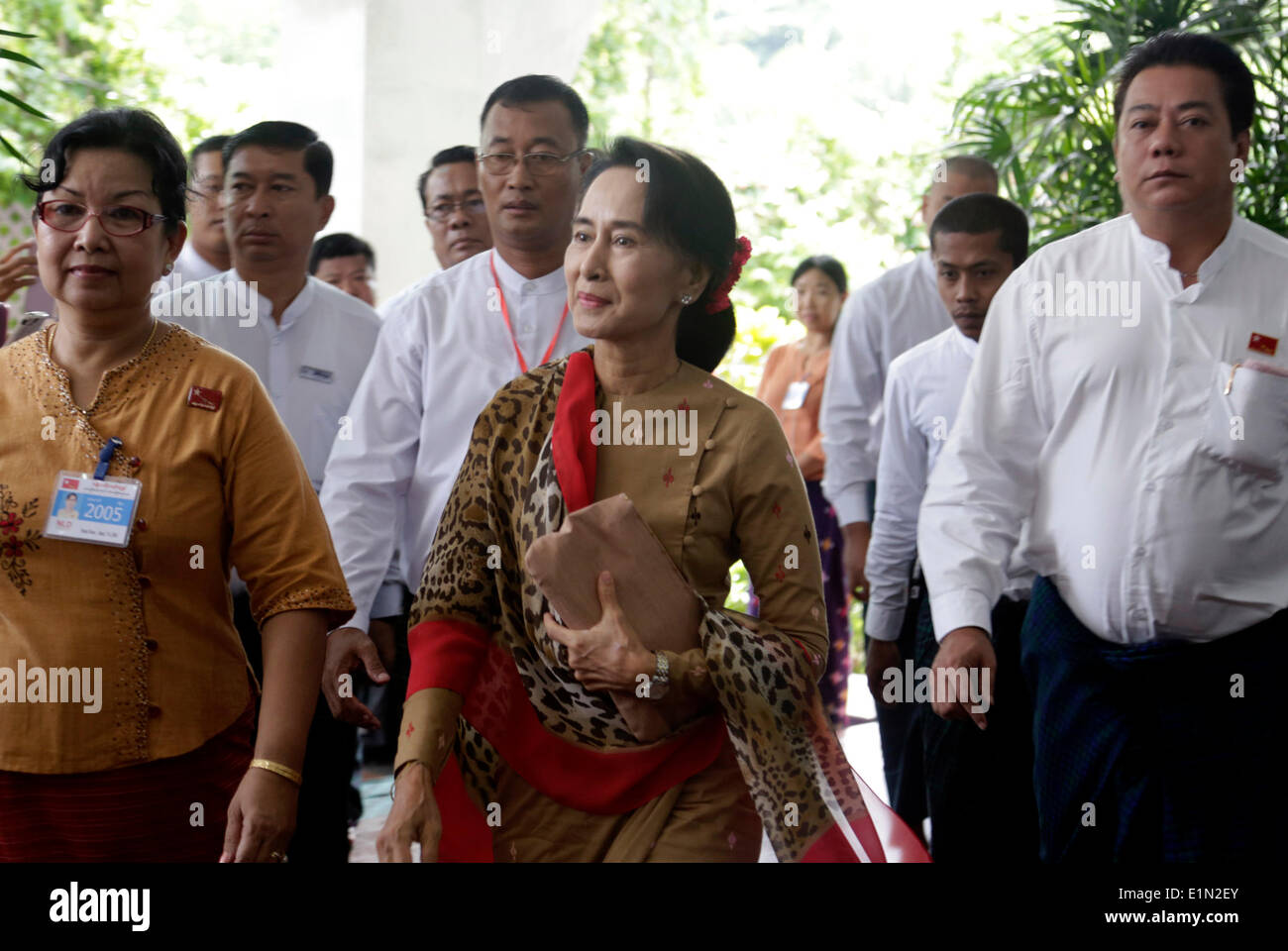 Yangon, Myanmar. Il 7 giugno, 2014. Leader del Myanmar opposizione della Lega nazionale per la democrazia (NLD) di Aung San Suu Kyi (C) arriva a partecipare alla cerimonia di apertura dei due giorni di comitato centrale per la riunione del NLD a Yangon, Myanmar, 7 giugno 2014. Credito: U Aung/Xinhua/Alamy Live News Foto Stock