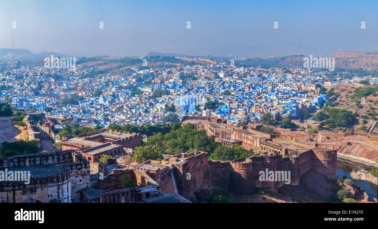 Panorama di Jodhpur,noto come 'città blu' a causa del Blu-verniciato bramino case. Vista dal Forte Mehrangarh, Jodphur, India Foto Stock