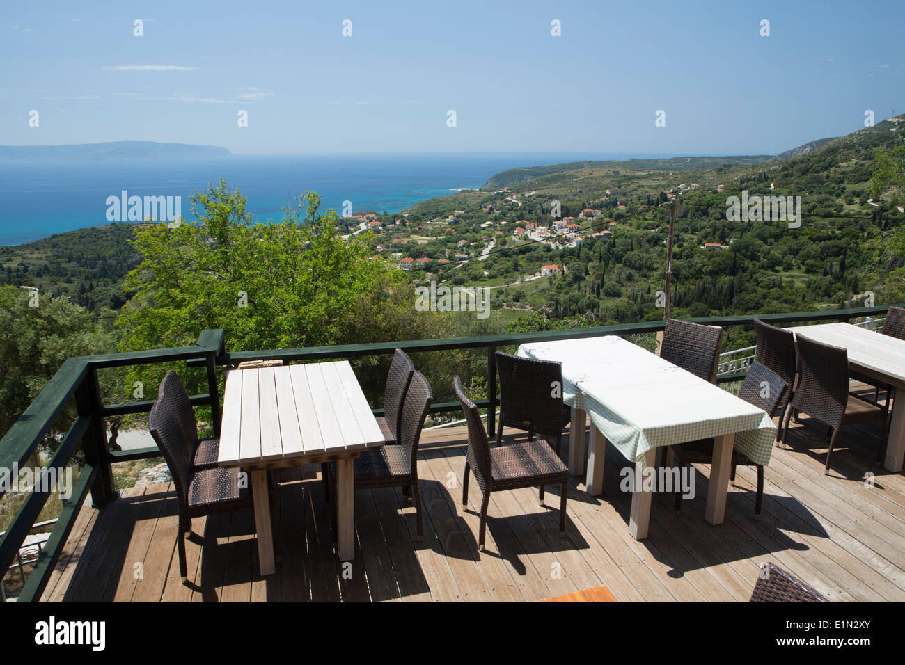 La vista sul vecchio Skala verso Zante dal Kelari Taverna, Cefalonia, Grecia Foto Stock