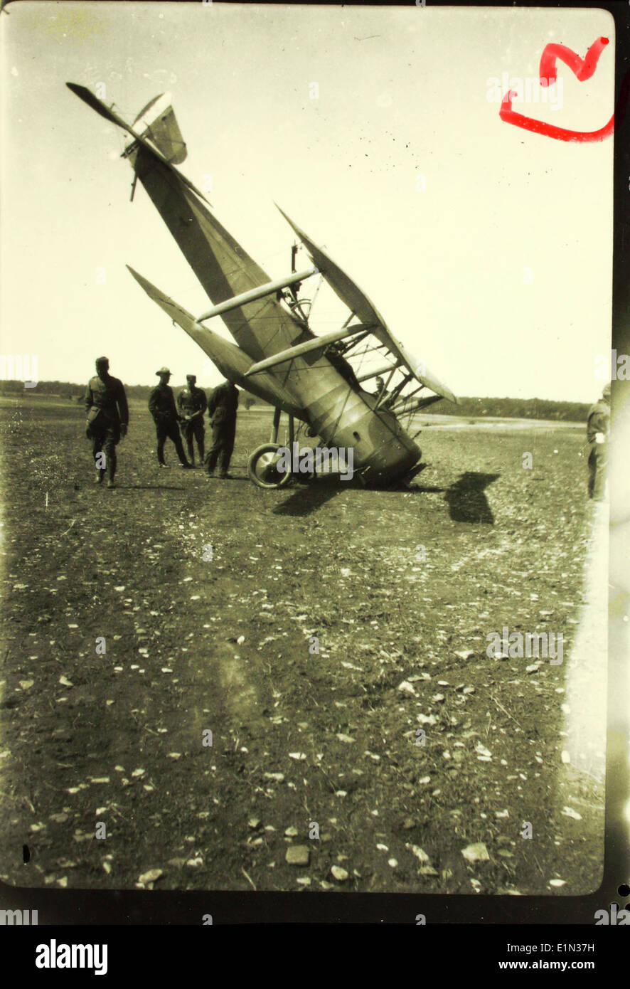 Il Sopwith 1-1/2 Strutter, un biplano britannico utilizzato durante la prima guerra mondiale, è raffigurato insieme al velivolo Nieuport in questa foto storica dell'aviazione. Questi aerei facevano parte delle forze alleate durante la guerra. Foto Stock