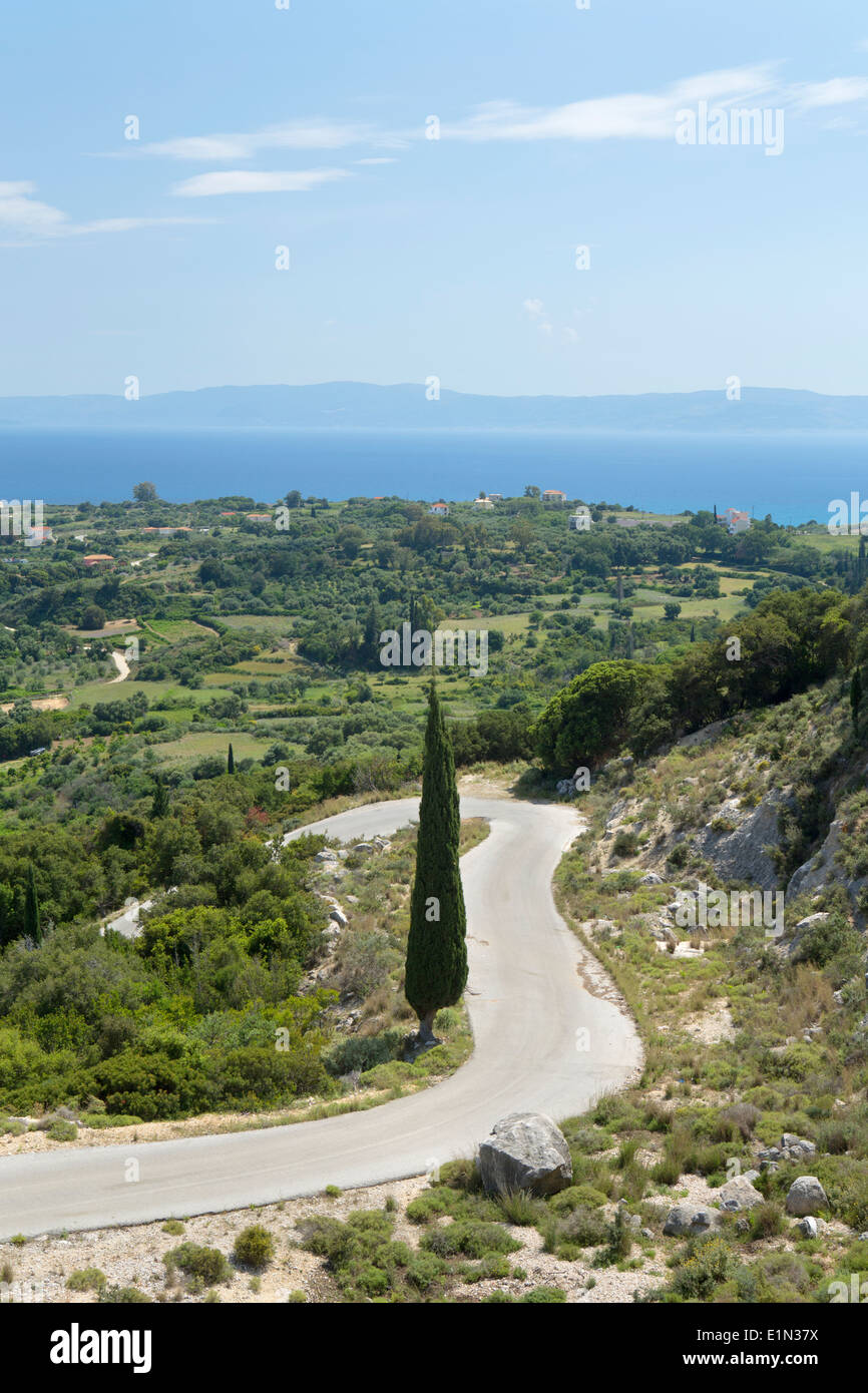 Una strada tortuosa si piega intorno al colle tra Skala e vecchi Skala a Cefalonia affacciato sul mare di zanti, Grecia Foto Stock