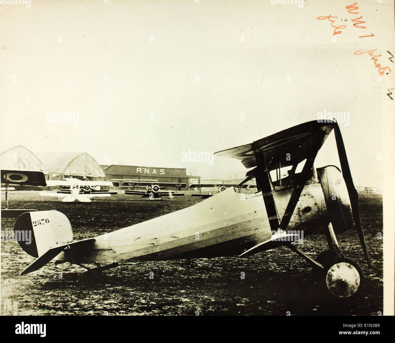 Il Nieuport 27 era un biplano francese utilizzato durante la prima guerra mondiale. Era un aereo da caccia di successo noto per la sua manovrabilità e fu utilizzato da diverse forze aeree durante la guerra. Foto Stock