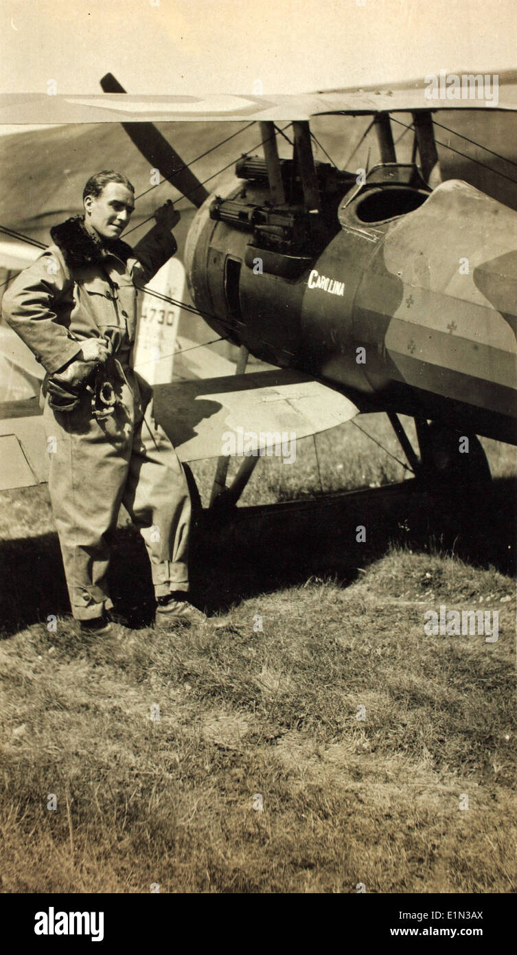 Il Nieuport 28 era un aereo da caccia francese utilizzato durante la prima guerra mondiale. Era un aereo chiave nelle prime fasi della guerra ed era noto per il suo design leggero e l'elevata manovrabilità. Il Nieuport 28 fu utilizzato dai piloti americani del 94th Aero Squadron, notoriamente pilotato da Eddie Rickenbacker, e giocò un ruolo significativo nel combattimento aereo sul fronte occidentale. Foto Stock