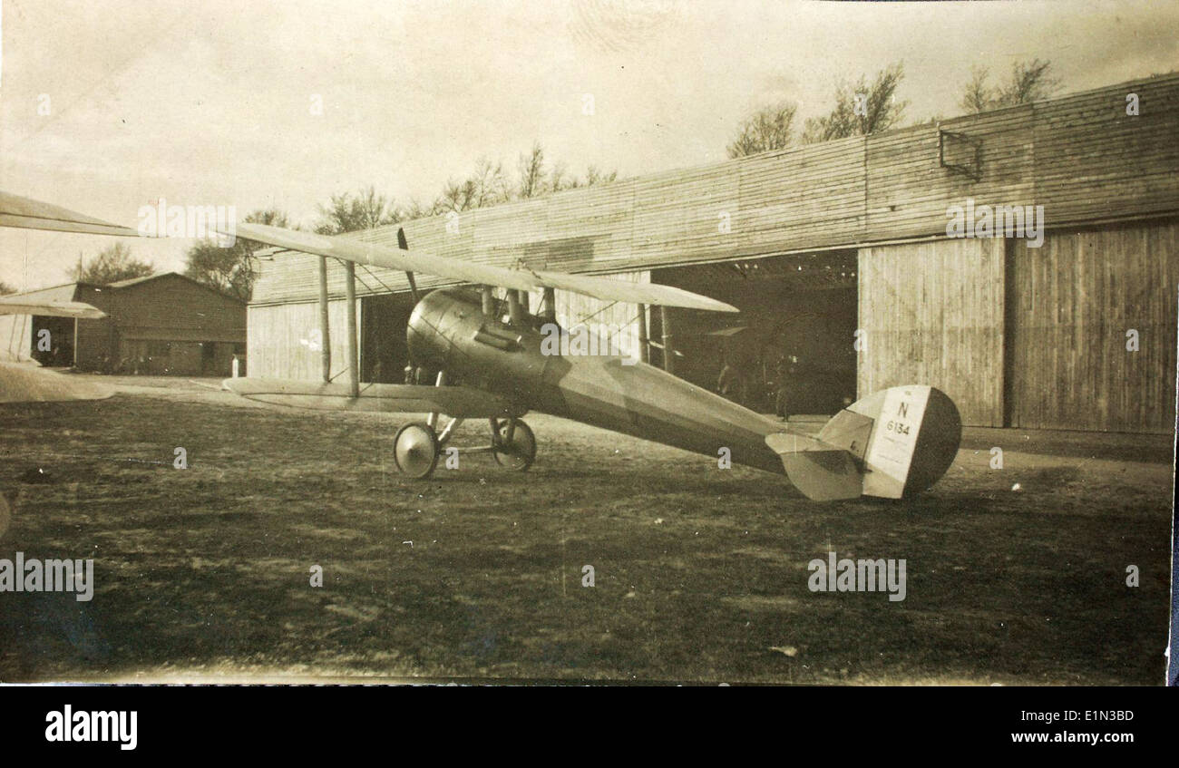 Il Nieuport 28 era un biplano francese utilizzato durante la prima guerra mondiale. Fu uno dei primi velivoli equipaggiati con una mitragliatrice sincronizzata, consentendo ai piloti di sparare attraverso l'elica rotante. La sua introduzione in combattimento fornì notevoli vantaggi nella lotta dei dogfighting durante la guerra. Fu utilizzato da diverse forze aeree alleate nelle prime fasi del conflitto. Foto Stock