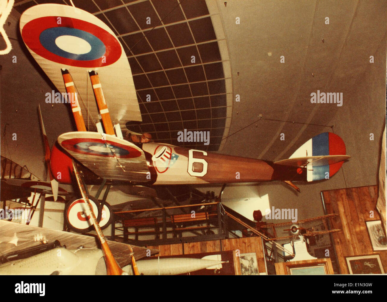 Il Nieuport 28 era un aereo da caccia francese utilizzato durante la prima guerra mondiale. Era noto per la sua manovrabilità e fu ampiamente utilizzato in combattimento aereo dagli Alleati, in particolare da piloti statunitensi e francesi. Foto Stock