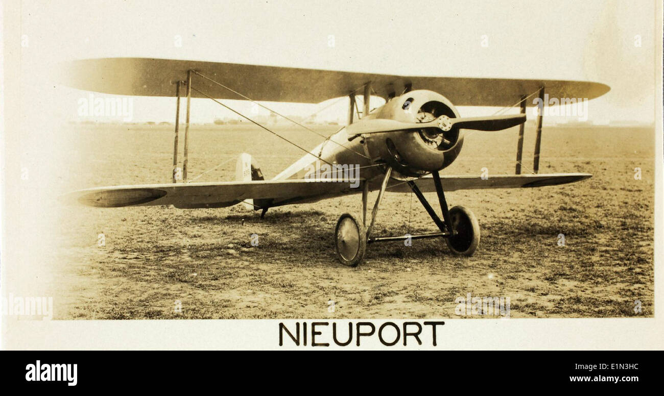 Il Nieuport 28, un biplano francese, fu un importante aereo da caccia durante la prima guerra mondiale noto per la sua manovrabilità e velocità, giocò un ruolo chiave nel conflitto, in particolare nelle mani di piloti alleati esperti. Foto Stock