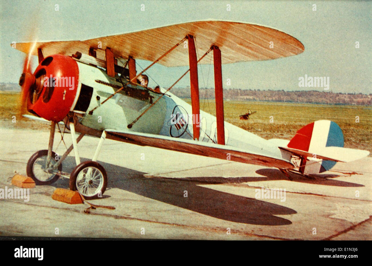 Il Nieuport 28 era un caccia biplano francese utilizzato durante la prima guerra mondiale. Fu uno dei primi velivoli a presentare la mitragliatrice Vickers sincronizzata per sparare attraverso l'elica, rendendolo un'innovazione critica nel combattimento aereo. Foto Stock