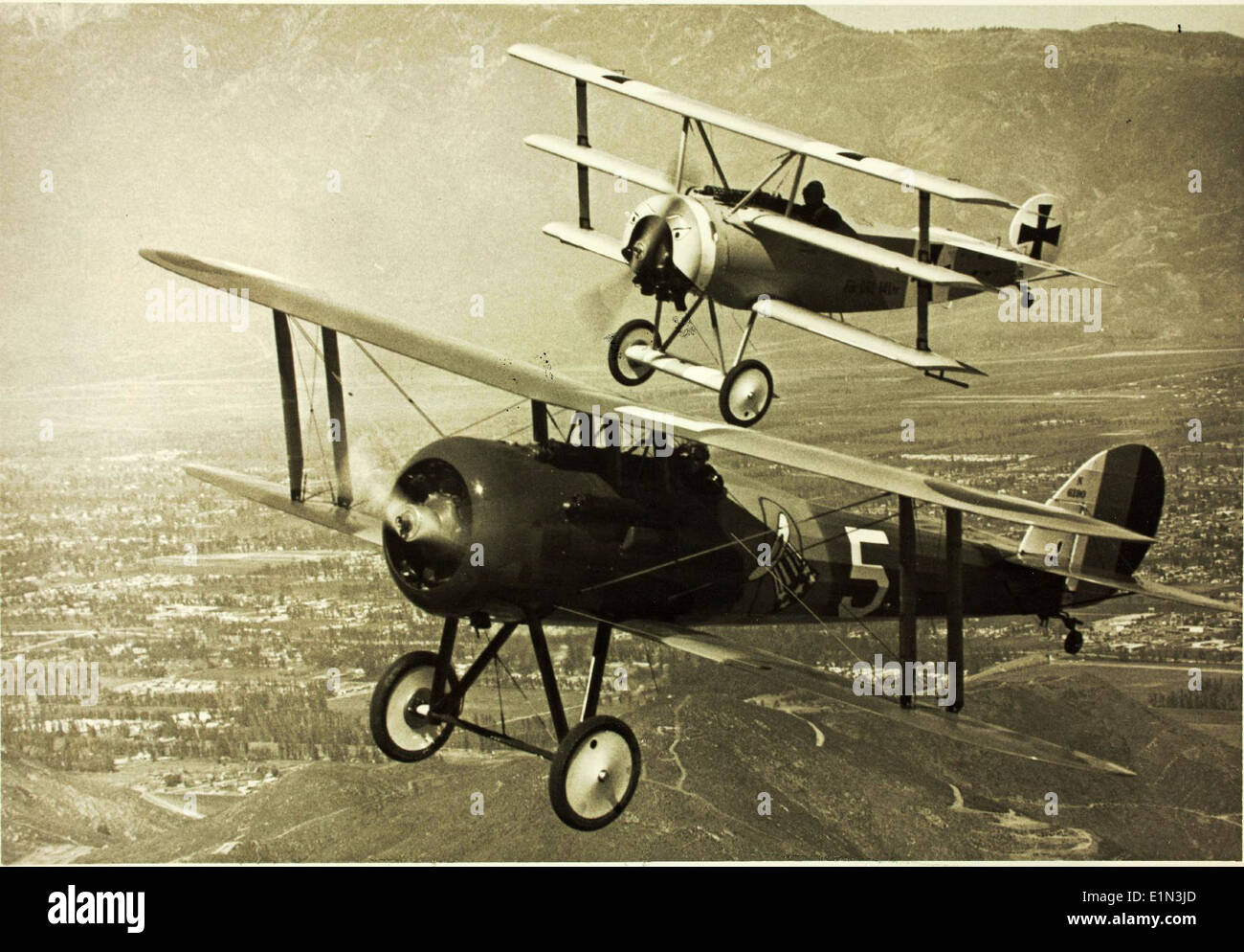 Il Nieuport 28 era un aereo da caccia biplano francese utilizzato durante la prima guerra mondiale noto per la sua agilità e velocità, il Nieuport 28 fu impiegato dalle forze aeree statunitensi e francesi, e giocò un ruolo critico nei primi anni di combattimento aereo, in particolare nei combattimenti aerei e nelle missioni di intercettazione. Foto Stock