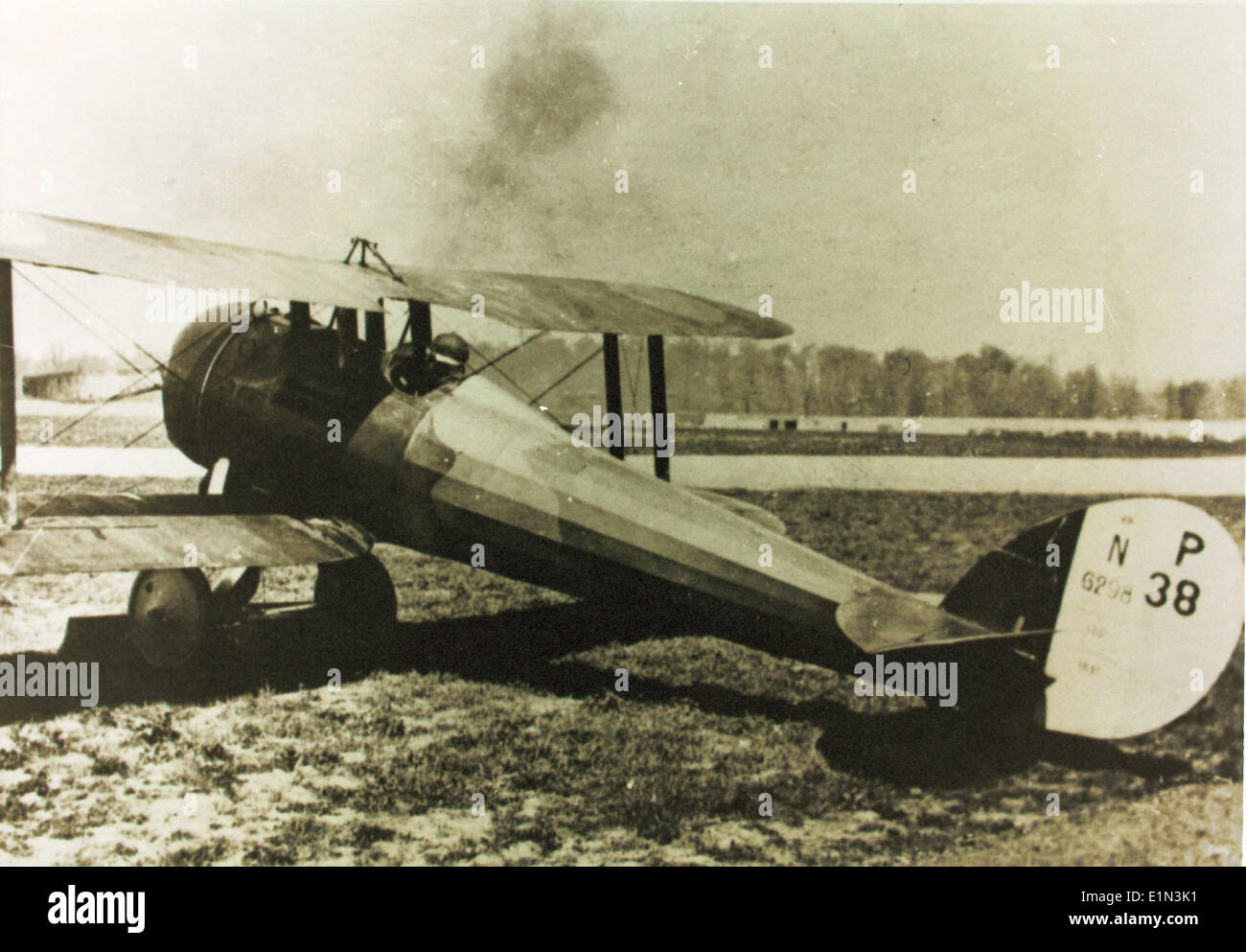 Questa immagine raffigura il Nieuport 28, un caccia biplano francese utilizzato durante la prima guerra mondiale. Fu uno dei caccia alleati di maggior successo della guerra, noto per la sua agilità e capacità di impegnare aerei nemici in missioni di combattimento e ricognizione. Foto Stock