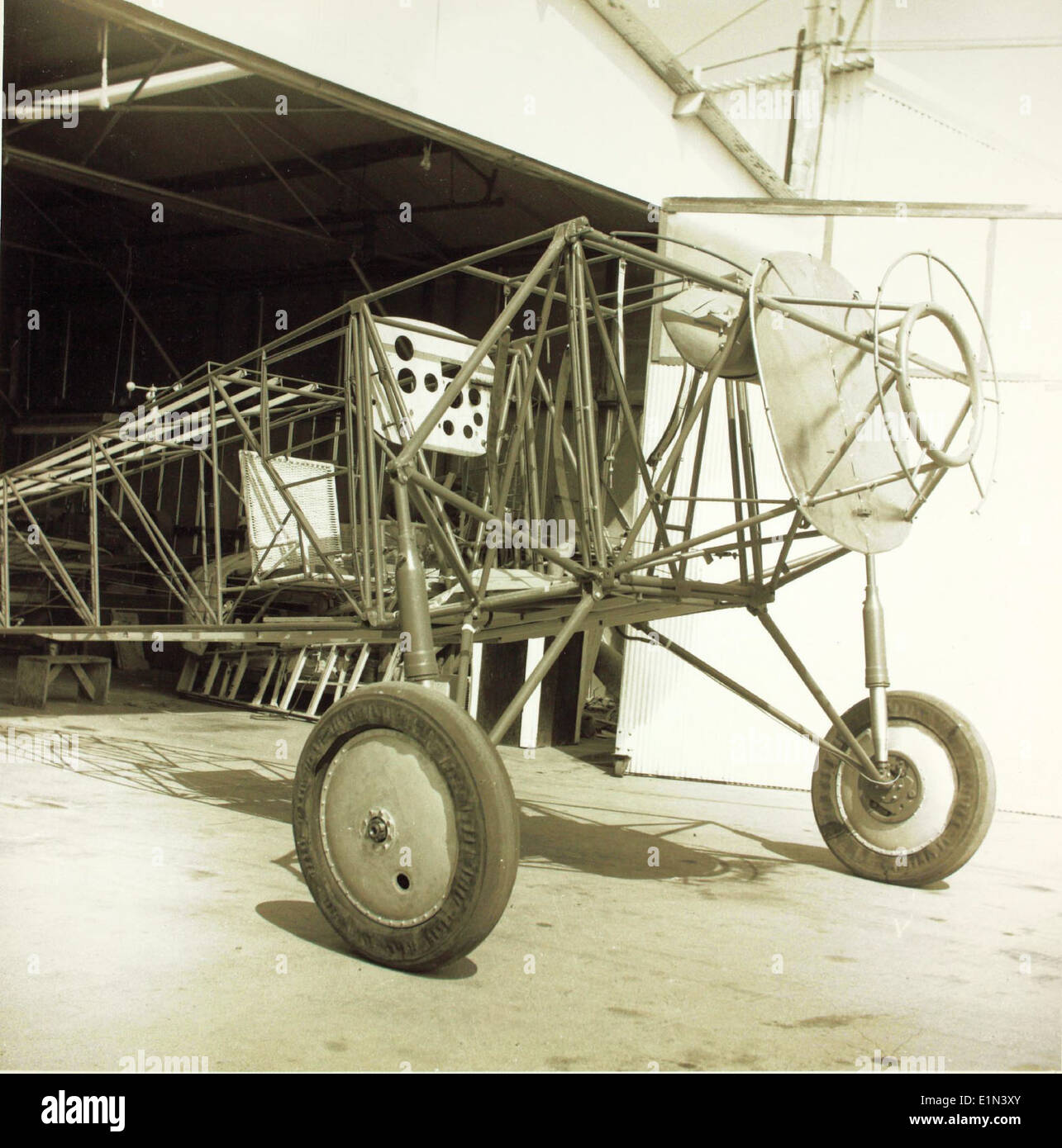 Il Nieuport 28, conosciuto come lo "Spirit of St. Louis" NYP, era un aereo significativo utilizzato nella storia dell'aviazione. È stato fondamentale per mostrare i progressi in termini di aerodinamica e resistenza al volo. Foto Stock