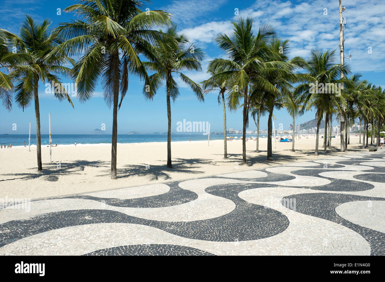 Marciapiede iconica tile pattern con palme sulla spiaggia di Copacabana a Rio de Janeiro in Brasile Foto Stock