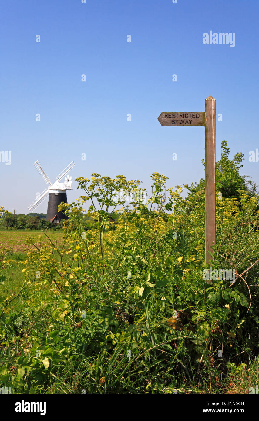 Un limitato byway sign in campagna a Burnham Overy Staithe, Norfolk, Inghilterra, Regno Unito. Foto Stock
