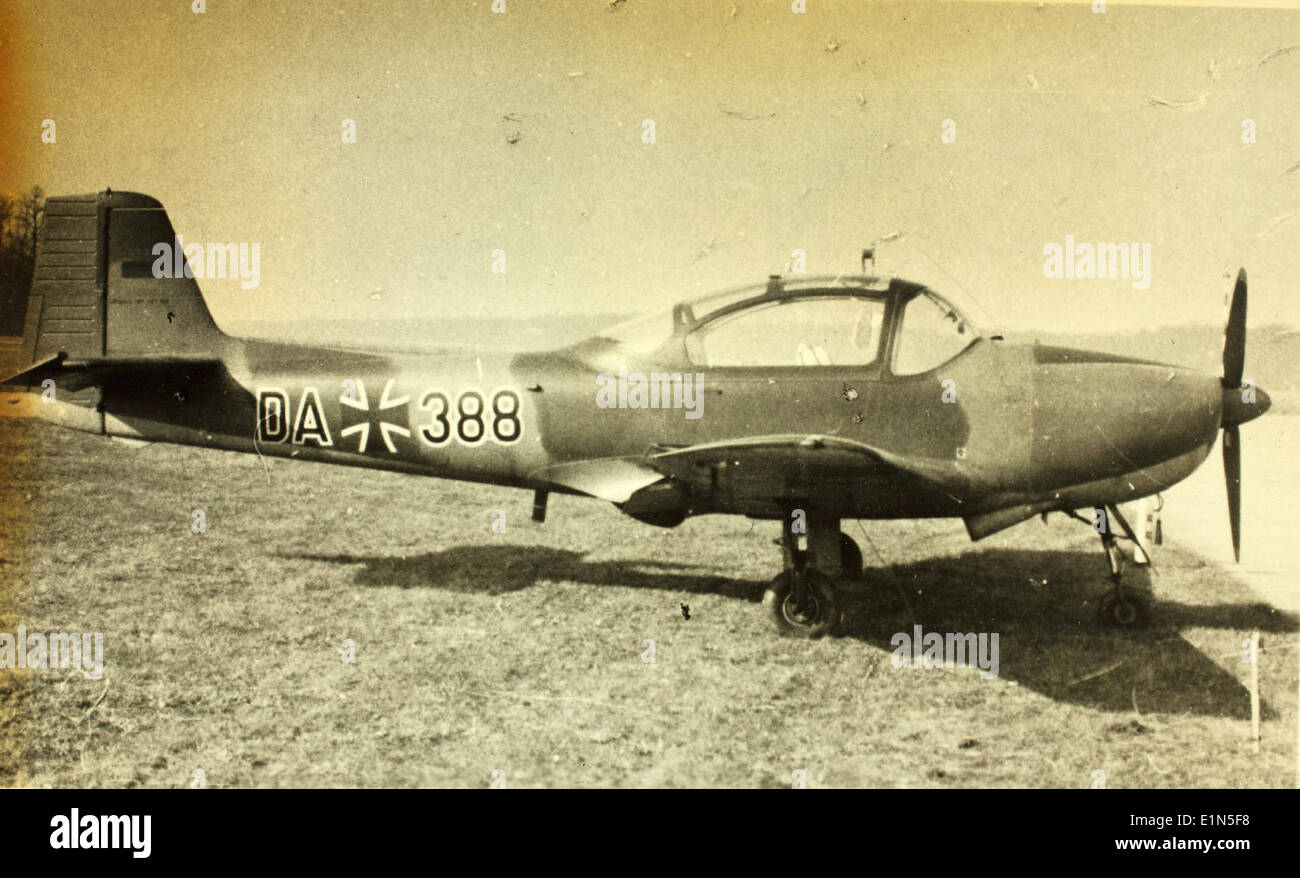 Il Piaggio P.149D era un aereo leggero italiano utilizzato principalmente per l'addestramento militare e per il trasporto leggero. Noto per il suo design robusto, il P.149D ha svolto un ruolo essenziale nell'addestramento dei piloti durante il dopoguerra, in particolare in Italia e in altre nazioni europee. Foto Stock