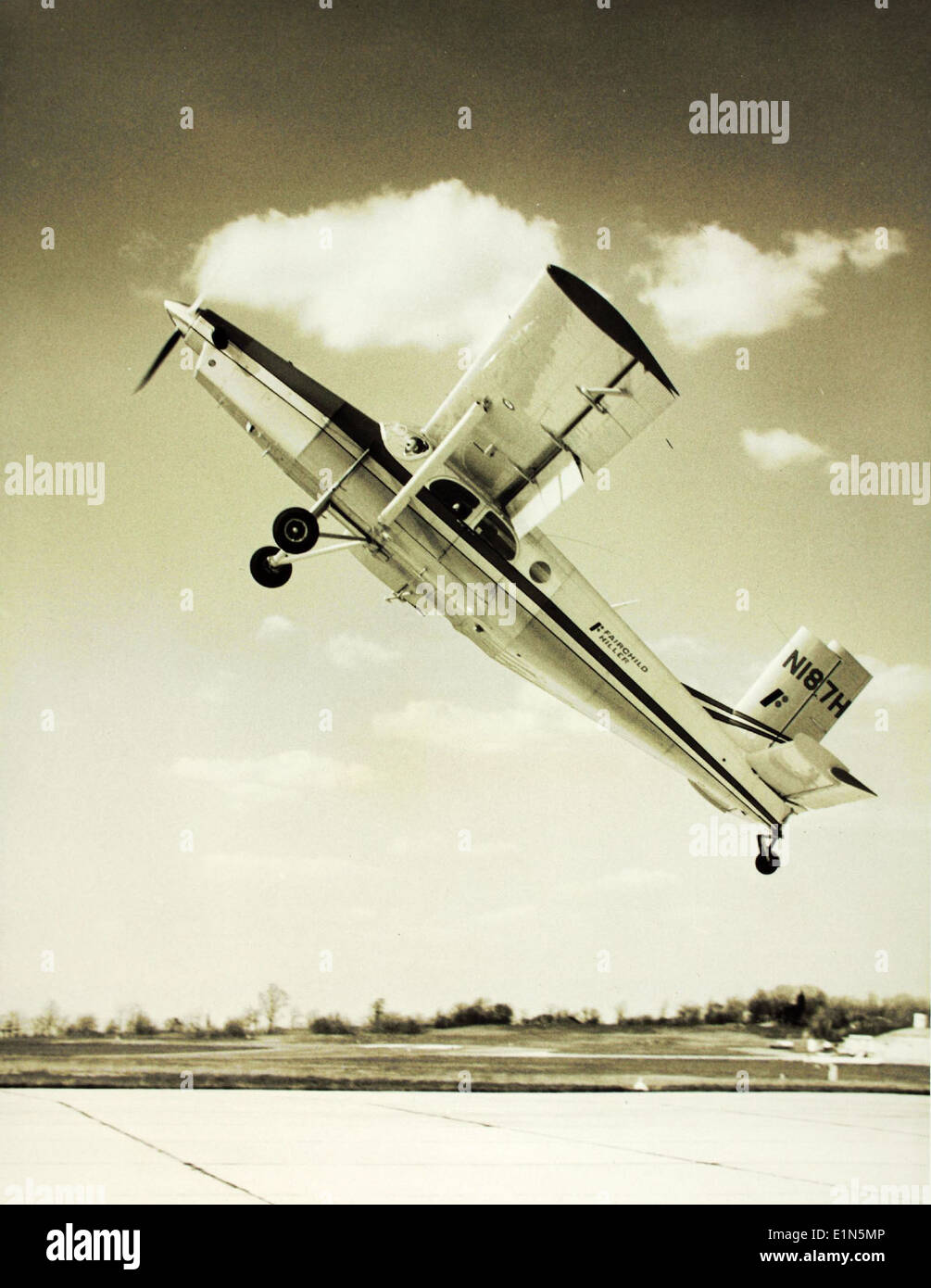 Il Pilatus PC-6 A Turbo Porter, immatricolato N187H, è un velivolo STOL progettato in Svizzera noto per le sue prestazioni robuste in applicazioni civili e militari. Le sue capacità di decollo e atterraggio brevi ne consentono il funzionamento in aree remote, il che lo rende ideale per le operazioni in ambienti difficili come montagne e giungle. Foto Stock