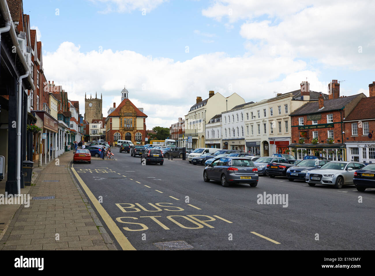 Vista lungo la strada alta verso il Municipio Marlborough WILTSHIRE REGNO UNITO Foto Stock