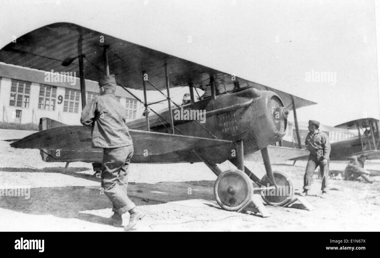 Una fotografia dello SPAD VII, un aereo da caccia francese utilizzato durante la prima guerra mondiale, che mostra il suo ruolo nel combattimento aereo e il suo contributo all'aviazione della prima guerra mondiale. Foto Stock