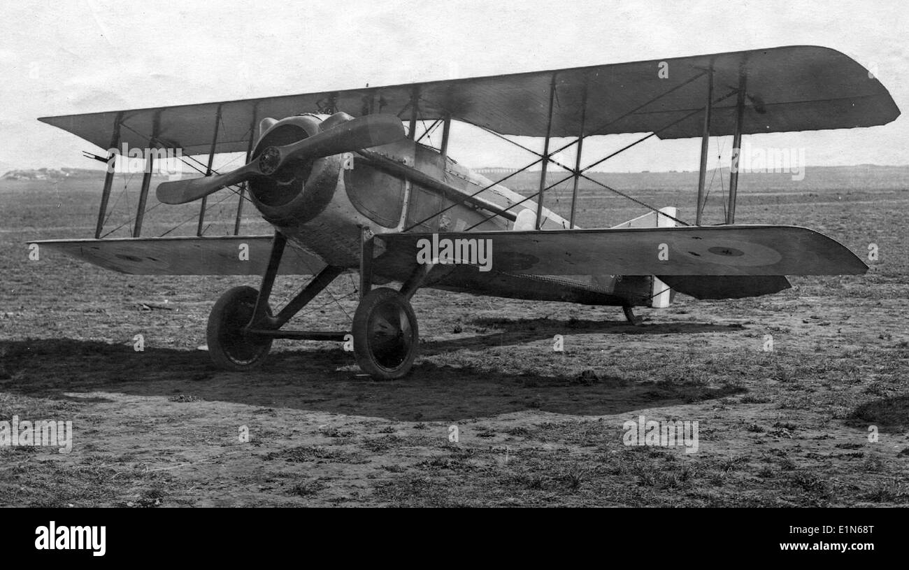 Lo SPAD VII era un aereo da caccia francese utilizzato durante la prima guerra mondiale, noto per la sua durata e le prestazioni superiori in combattimento aereo. Questo particolare modello, lo SPAD 010, fu uno dei tanti che contribuirono alla vittoria degli Alleati con il suo potente motore e le armi efficaci. Foto Stock