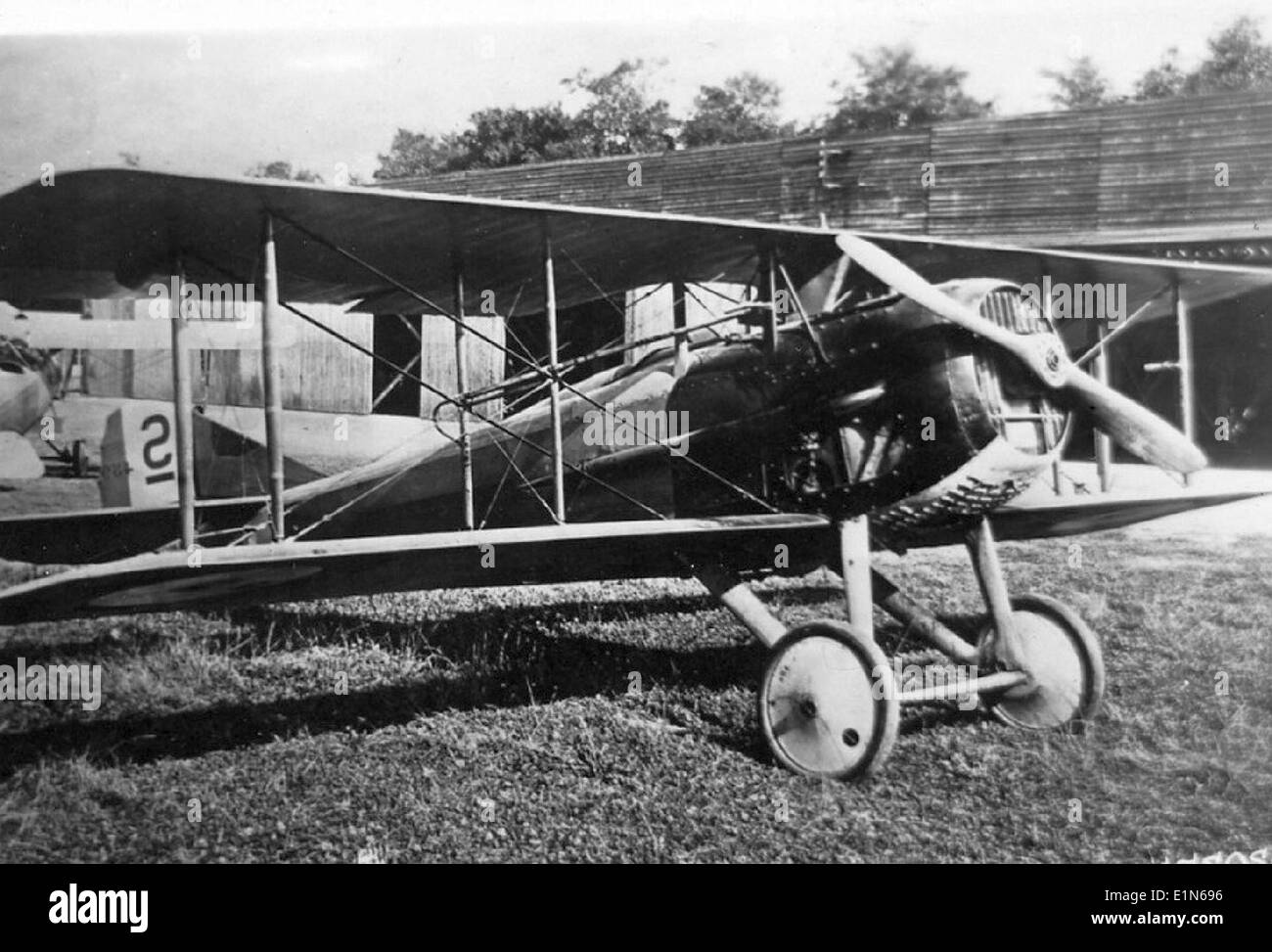 Lo SPAD VII era un aereo da caccia biplano francese utilizzato durante la prima guerra mondiale noto per la sua velocità e potenza di fuoco, lo SPAD VII giocò un ruolo significativo nel combattimento aereo ed era pilotato da alcuni degli assi più alti della guerra. Foto Stock