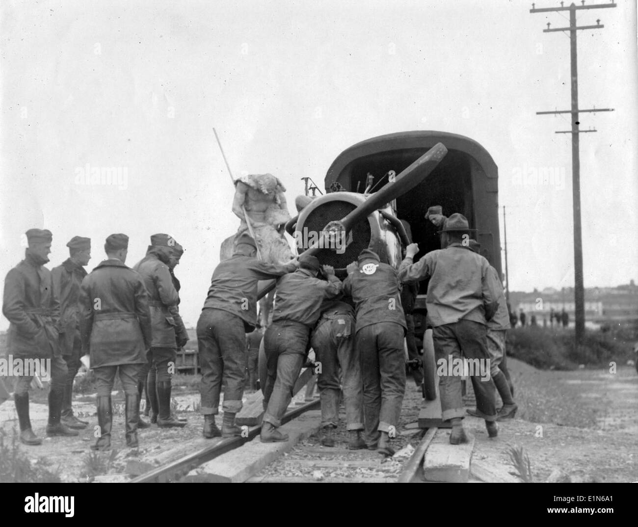 Lo SPAD VII era un caccia francese utilizzato durante la prima guerra mondiale, rinomato per il suo potente motore e l'efficacia in combattimento. Fu ampiamente pilotato dalle forze alleate, compresi gli assi notevoli, e giocò un ruolo fondamentale nel garantire la superiorità aerea sul fronte occidentale. Foto Stock