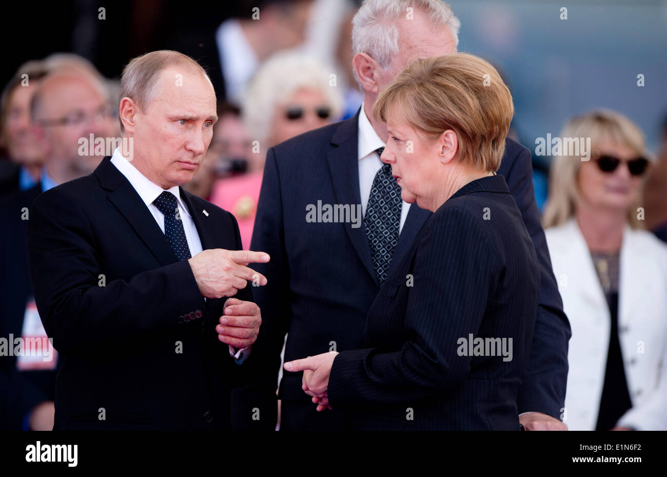 La Normandia, Francia. Il 6 giugno, 2014. Il presidente russo Vladimir Putin (L) della chat con il Cancelliere tedesco Angela Merkel (R) durante il settantesimo anniversario dello sbarco in Normandia, sulla spiaggia di spada, Ouistreham, Normandia, Francia, 06 giugno 2014. Foto: Patrick van Katwijk PAESI BASSI E LA FRANCIA - nessun filo SERVICE - nessun filo DEL CREDITO DI SERVIZIO: dpa picture alliance/Alamy Live News Foto Stock