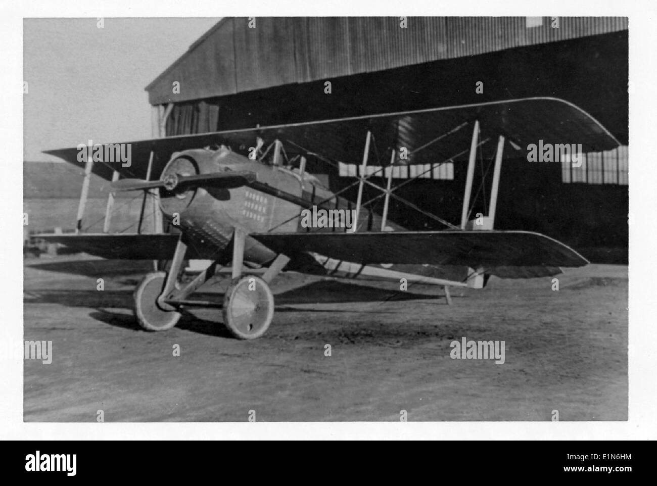 Lo SPAD VII era un caccia francese della prima guerra mondiale noto per la sua velocità e durata in combattimento. Fu uno dei caccia di maggior successo della guerra, utilizzato sia dalle forze aeree francesi che americane per il combattimento aereo offensivo e difensivo. Foto Stock