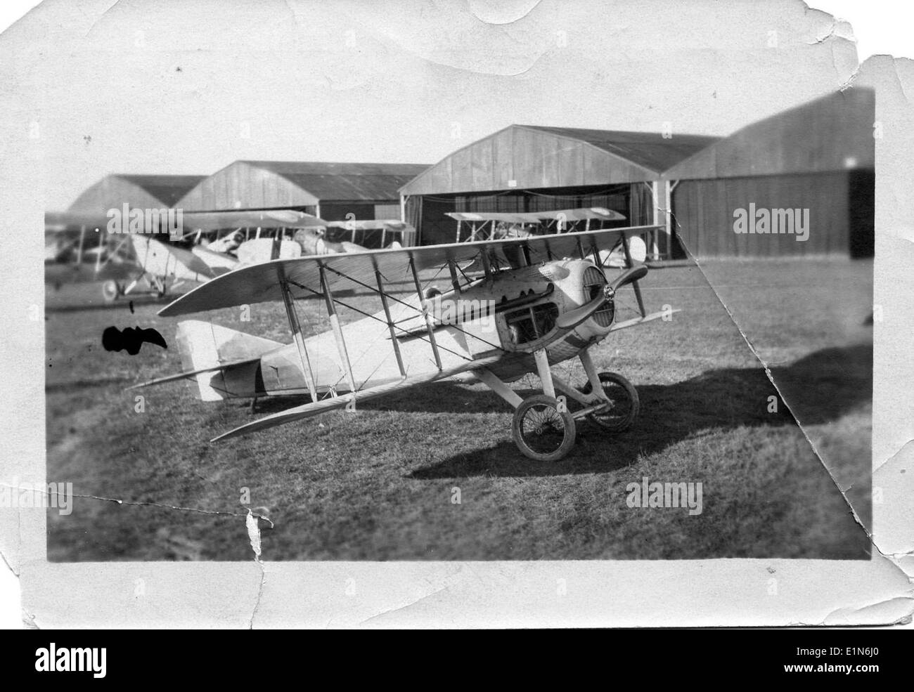 Lo SPAD VII era un biplano francese utilizzato durante la prima guerra mondiale, rinomato per le sue alte prestazioni e robustezza. Fu uno dei velivoli di maggior successo nel servizio aereo francese, noto per la sua potenza di fuoco e velocità superiori. Lo SPAD VII giocò un ruolo significativo nel combattimento aereo, contribuendo alla vittoria degli Alleati nei cieli durante la guerra. Foto Stock