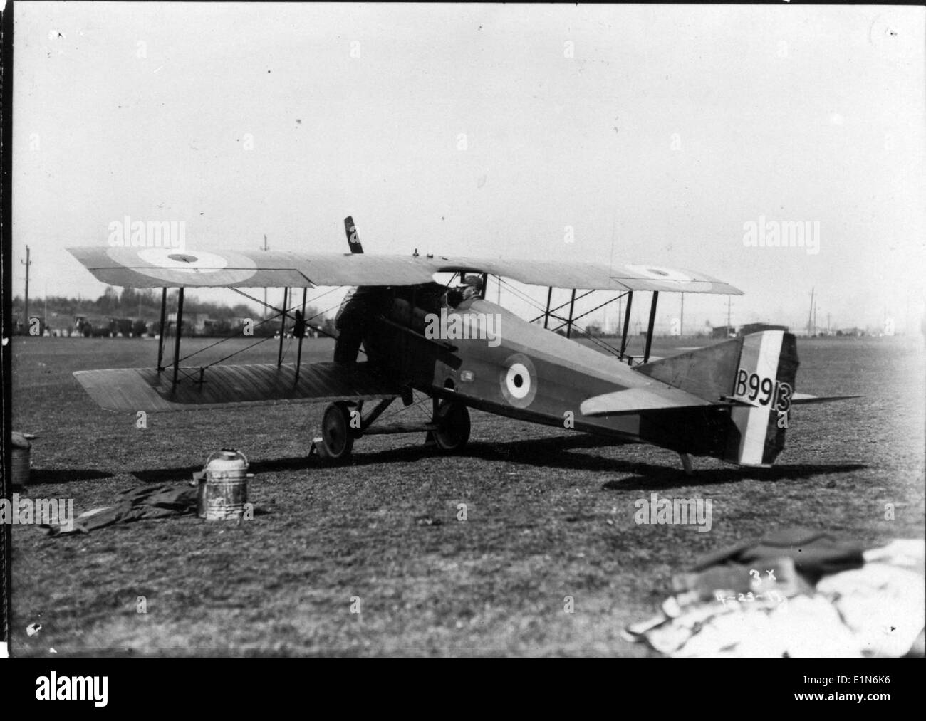 Lo SPAD VII era un aereo da caccia biplano francese utilizzato durante la prima guerra mondiale, conosciuto per la sua velocità e potenza di fuoco, fu ampiamente utilizzato dagli Alleati in combattimento aereo. L'aereo era dotato di un potente motore e di una mitragliatrice sincronizzata, rendendolo uno dei caccia più efficaci della guerra. Foto Stock