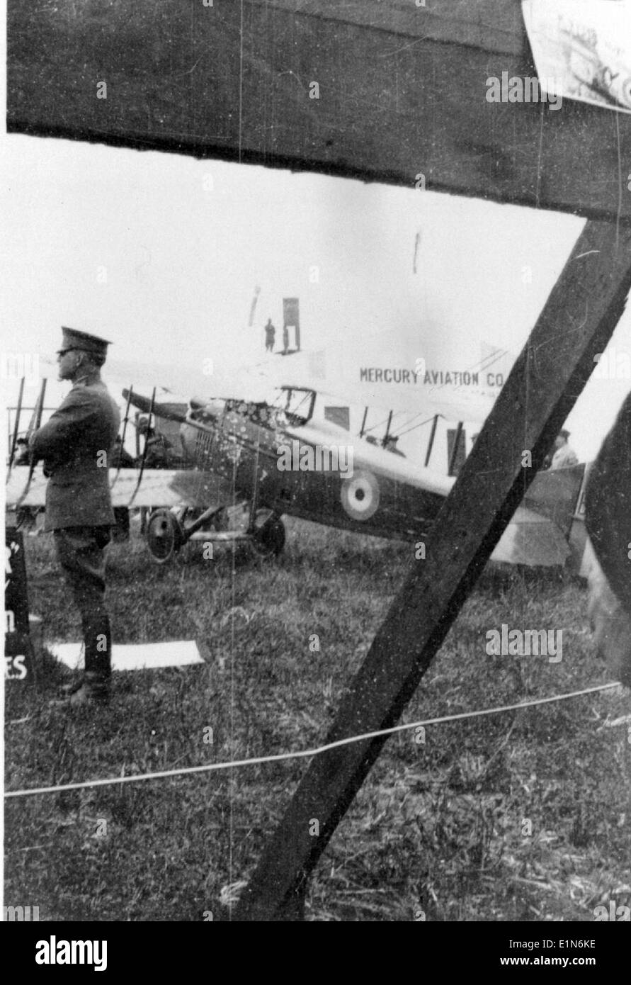 Lo SPAD VII era un caccia biplano francese ampiamente utilizzato durante la prima guerra mondiale. Questa foto mostra l'aereo in azione, dimostrando il suo ruolo nel combattimento aereo e il suo contributo al successo degli Alleati durante la guerra. Foto Stock