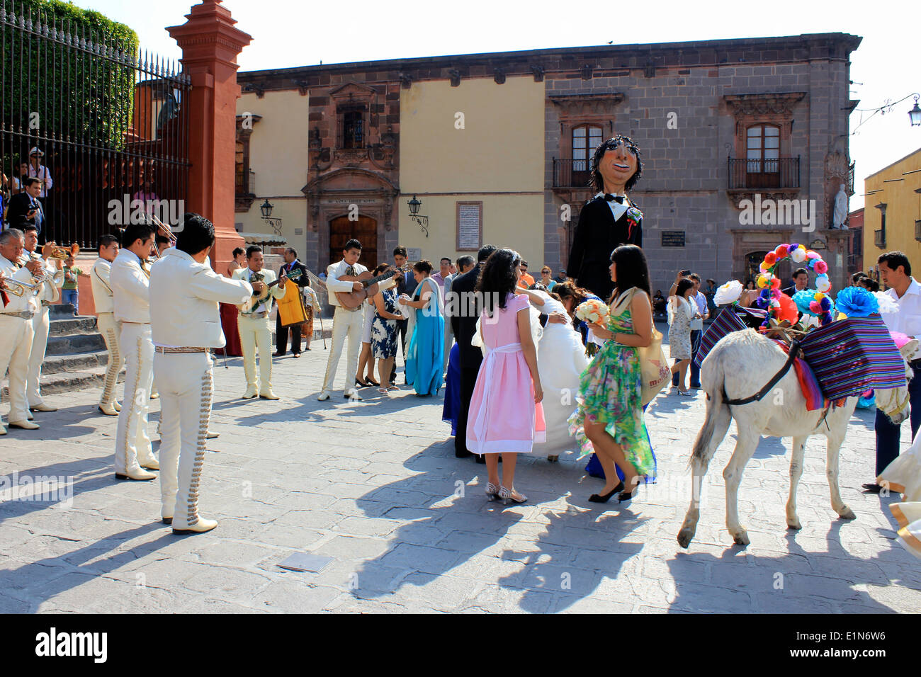 Banda Mariachi, giganti e un asino, tutti parte di un matrimonio a San Miguel De Allende, Guanajuato, Messico Foto Stock