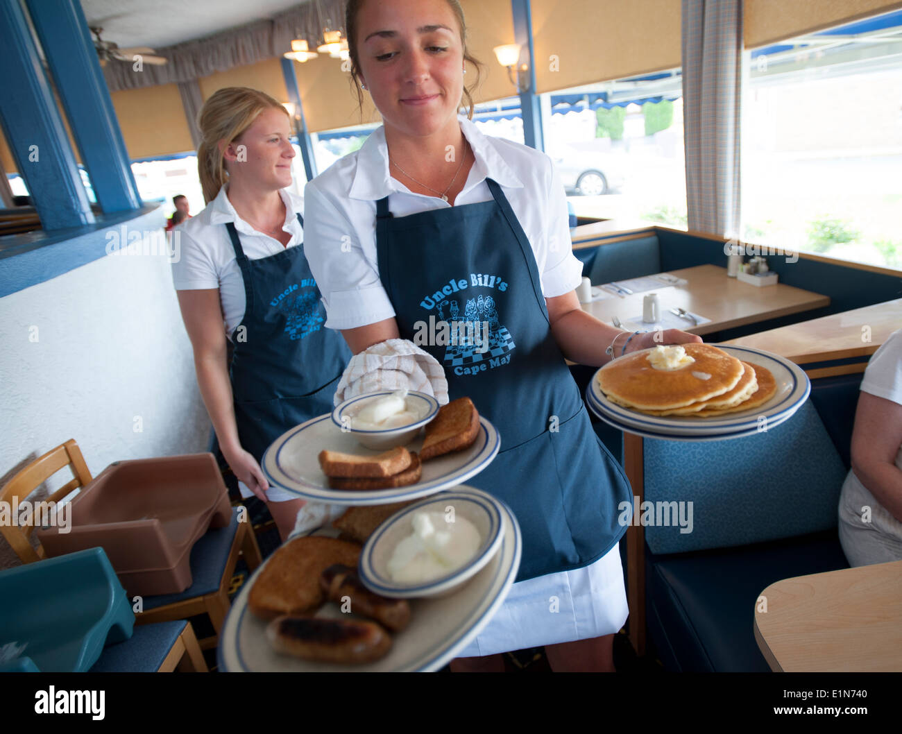 Stati Uniti d'America New Jersey NJ Cape May cameriere che serve la prima colazione presso lo zio fatture Pancake House Foto Stock