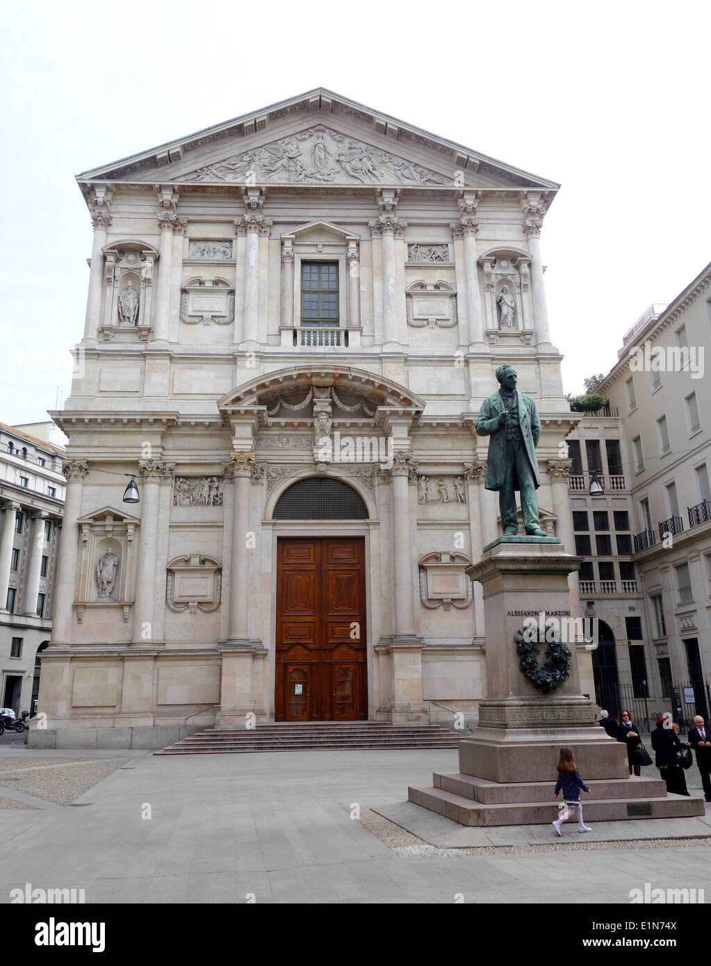 Alessandro Manzoni statua in Piazza San Fedele a Milano, Italia Foto Stock