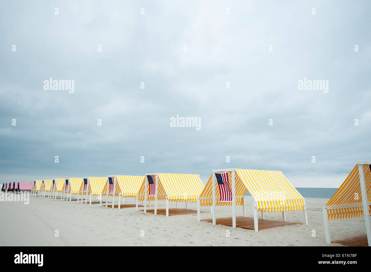 Stati Uniti d'America New Jersey NJ Cape May cabanas sulla spiaggia con cielo tempestoso meteo Foto Stock