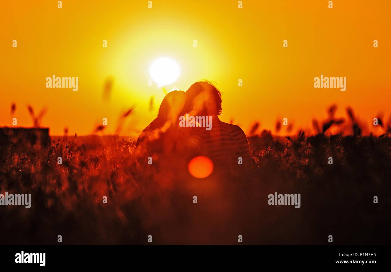 Berlino, Germania. Il 6 giugno, 2014. Una donna e un uomo si siede durante il sole di setting di Berlino, Germania, 06 giugno 2014. Foto: PAOLO ZINKEN/dpa/Alamy Live News Foto Stock