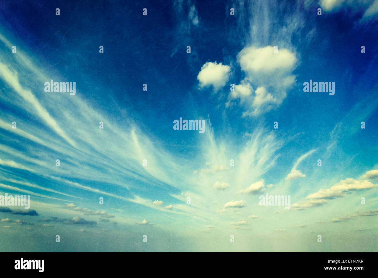 Cielo blu con il bianco cirrus nuvole immagine retrò cross-elaborati Foto Stock