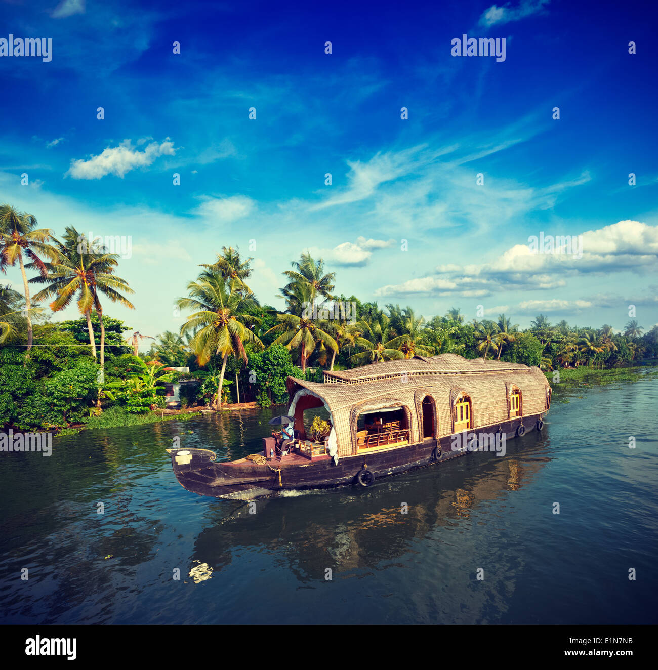 Vintage retrò hipster stile immagine di viaggio del Kerala Viaggi Turismo sullo sfondo - houseboat in Kerala backwaters. Il Kerala, India Foto Stock