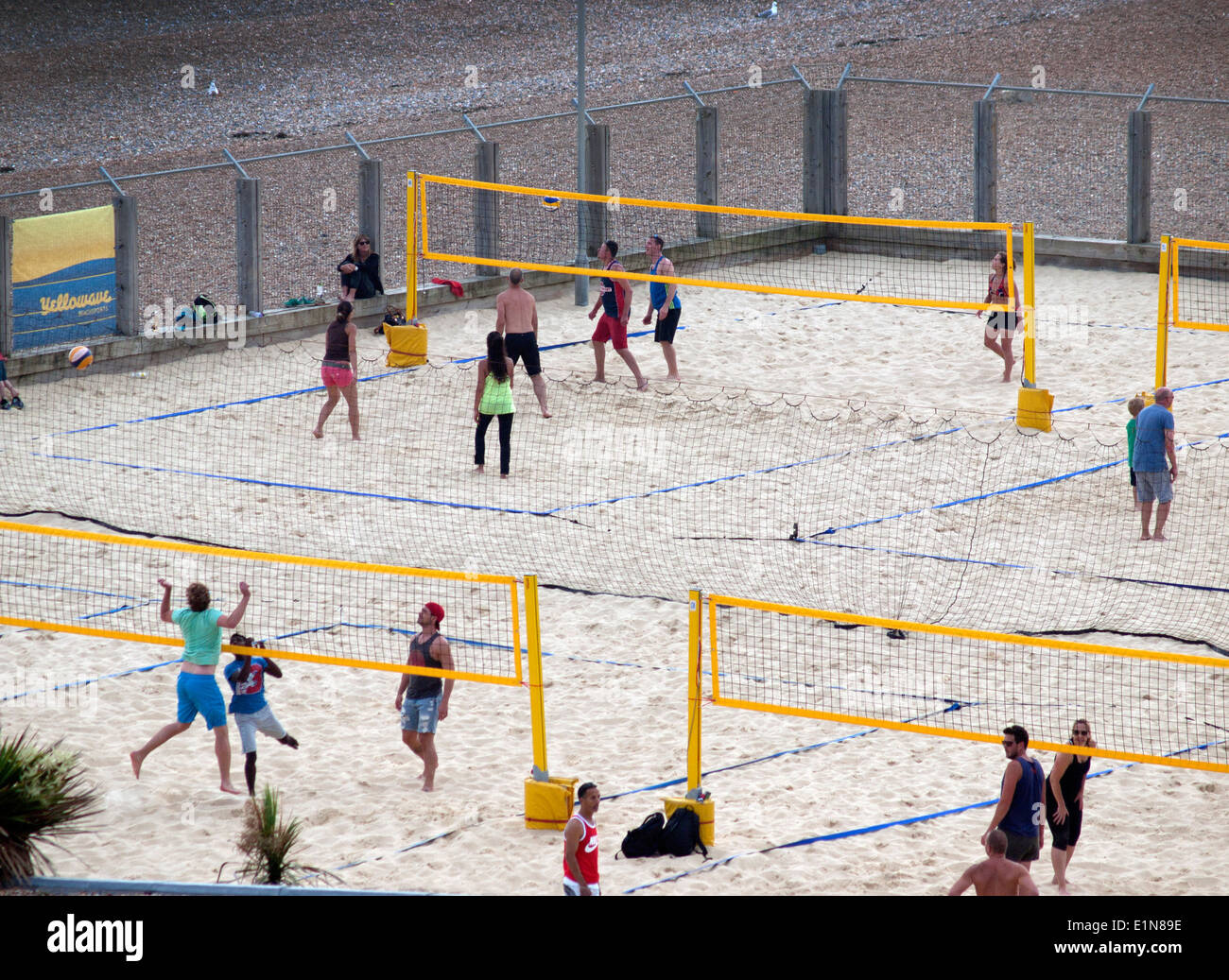 Pallavolo sulla spiaggia di Brighton all'Yellowave sports club Foto Stock