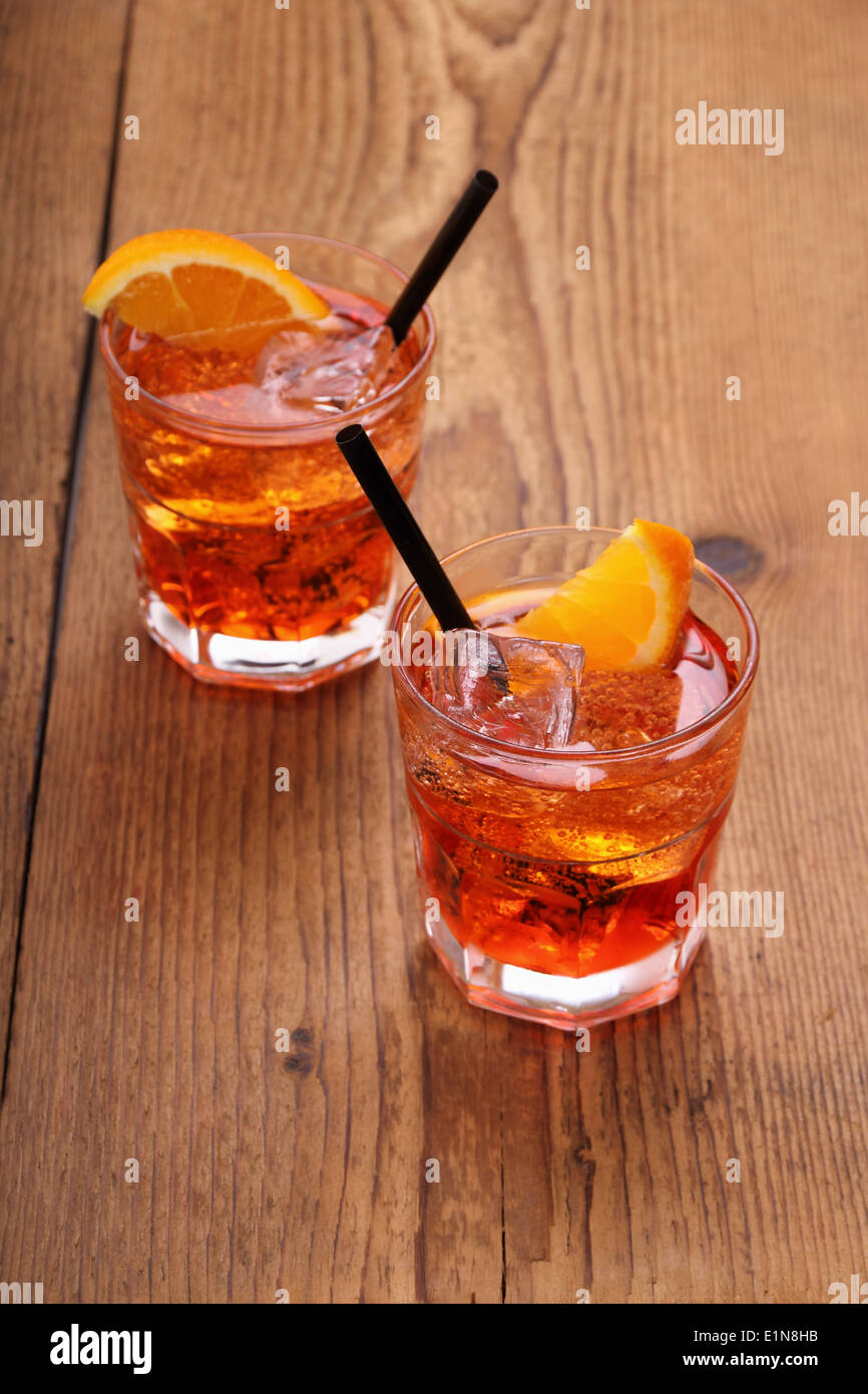 Spritz, due cocktail arancione con cubetti di ghiaccio, vista dall'alto Foto Stock