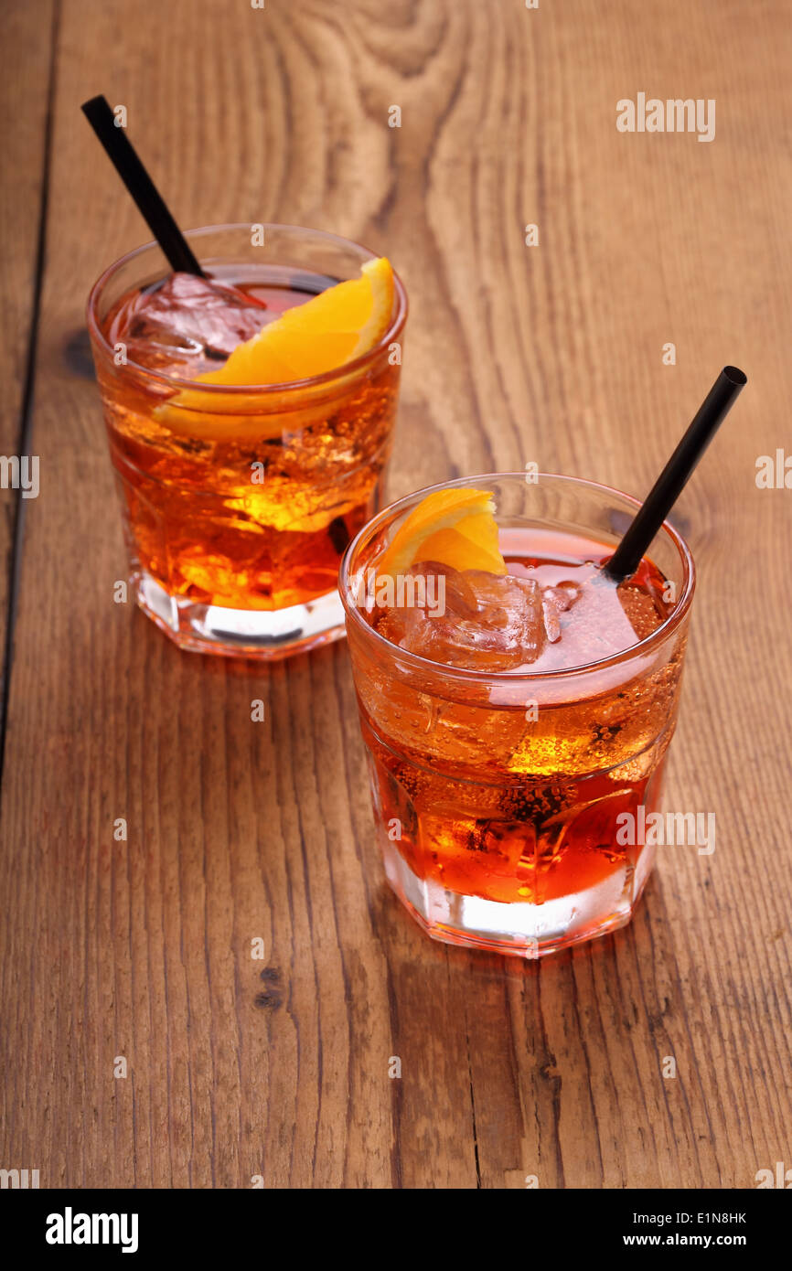 Spritz, due cocktail arancione con cubetti di ghiaccio, vista dall'alto Foto Stock